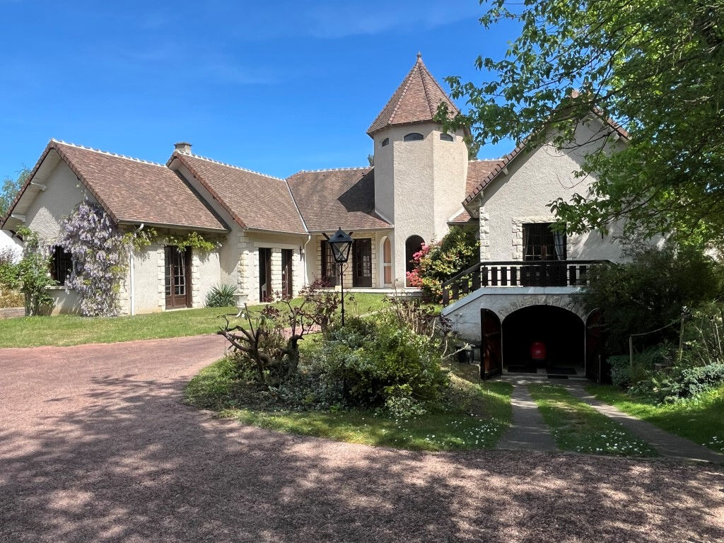 Maison d'architecte COSNE COURS SUR LOIRE (58200) 11 pi&egrave;ces 300.00 m&sup2;