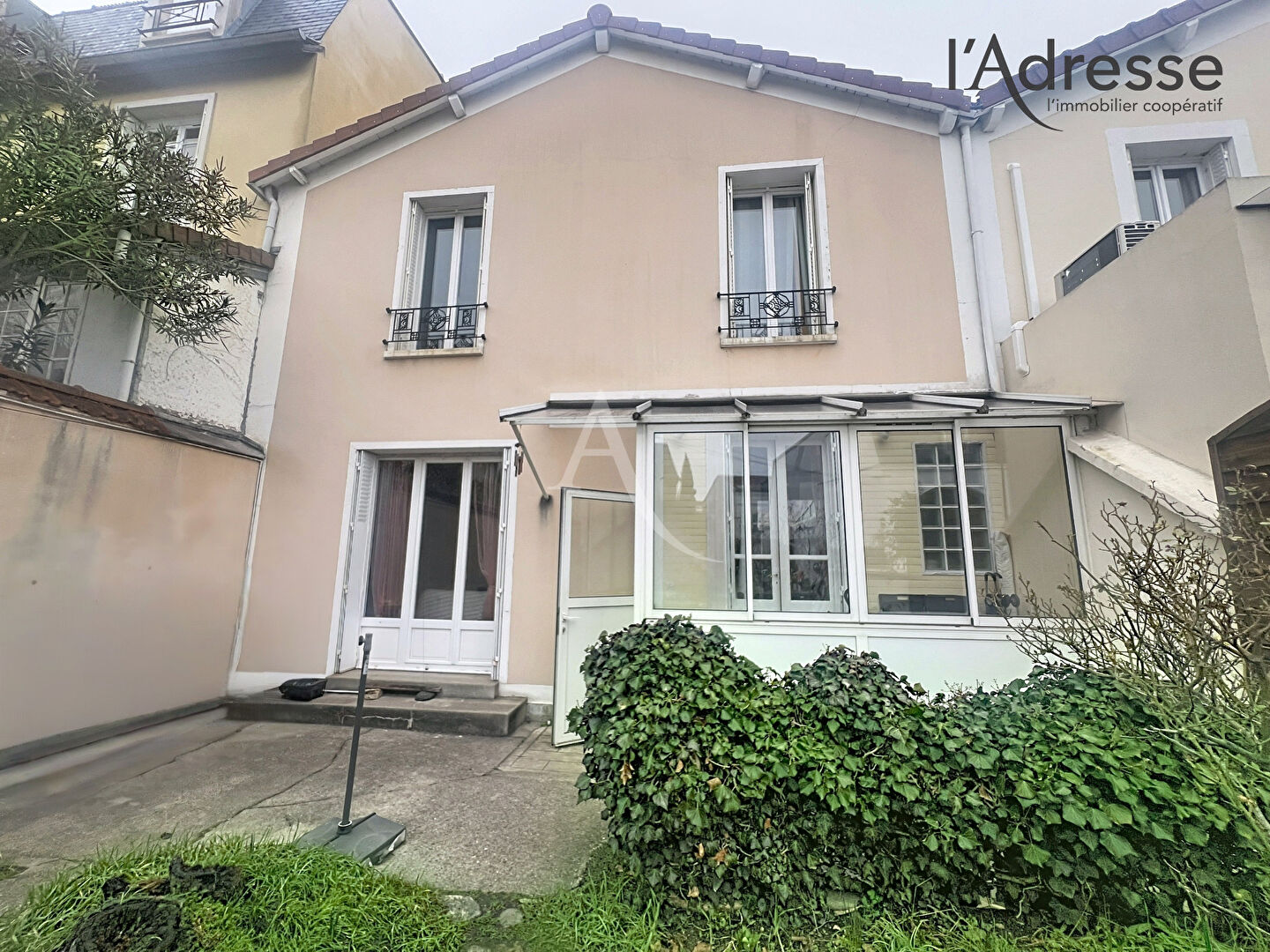 à 3 km de Saint-Cloud Exclusif 650 000 € Maison 5 pièces , 3 chambres 90.00 m² Avec jardin, terrasse Voir le bien
