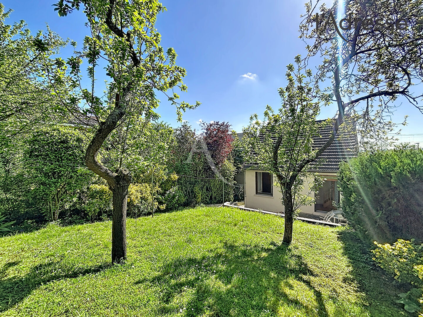 à 5 km de Sèvres Exclusif 698 000 € Maison 5 pièces , 4 chambres 110.00 m² Avec jardin, terrasse, garage/box Voir le bien