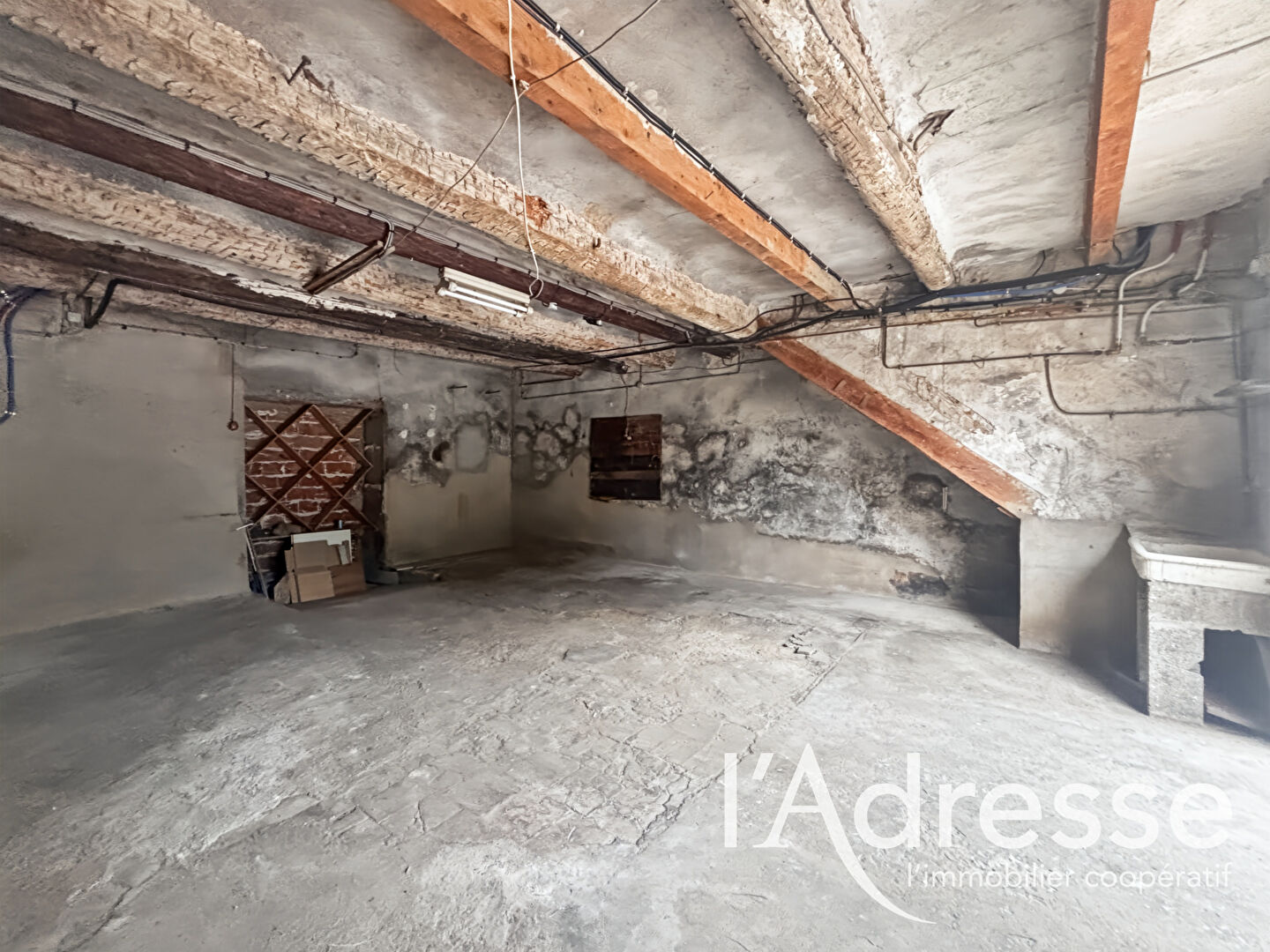 Parking / box AUBAGNE (13400) 1 pi&egrave;ce 44.00 m&sup2;