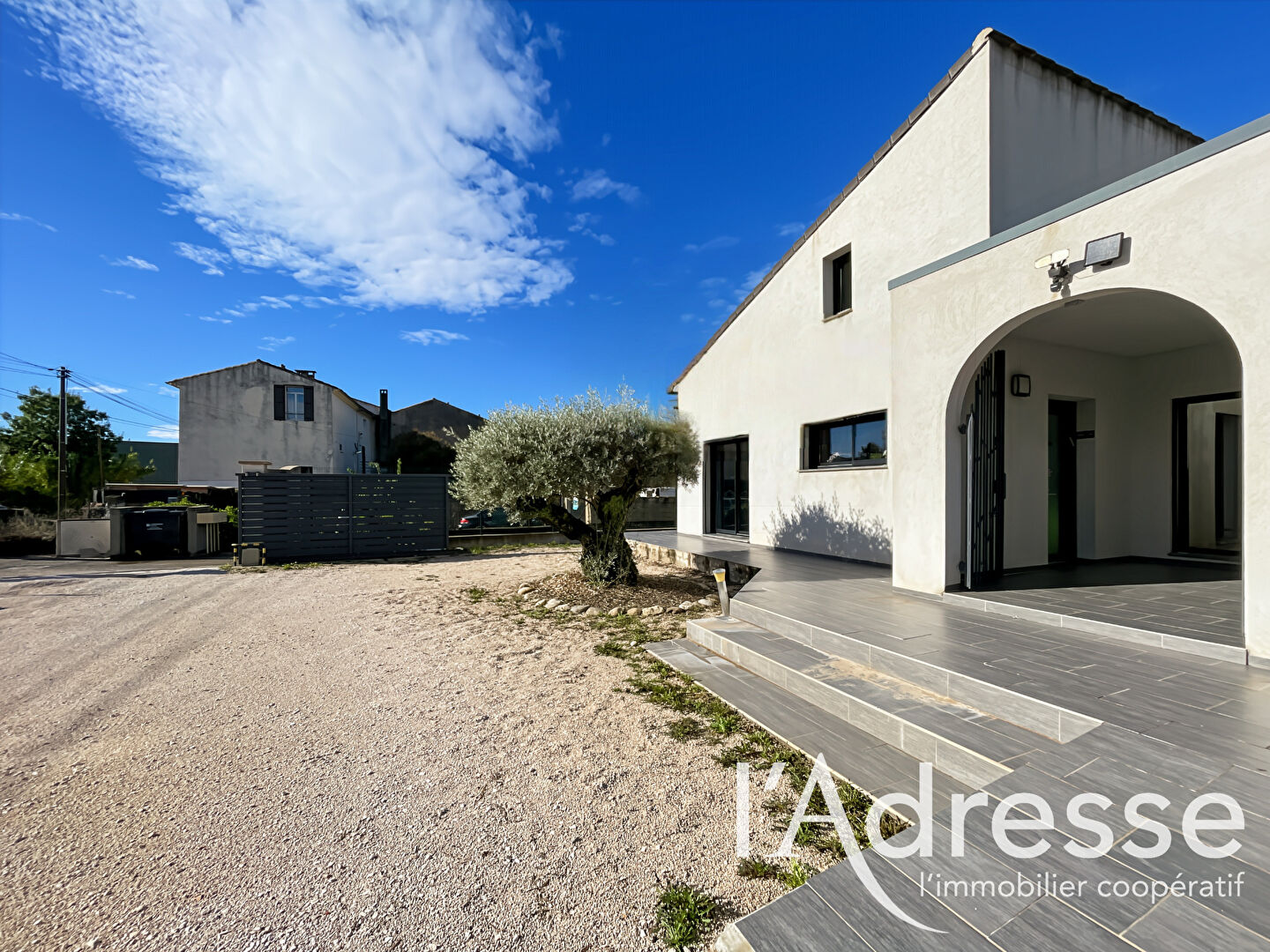 Local commercial AUBAGNE (13400) 3 pi&egrave;ces 74.00 m&sup2;