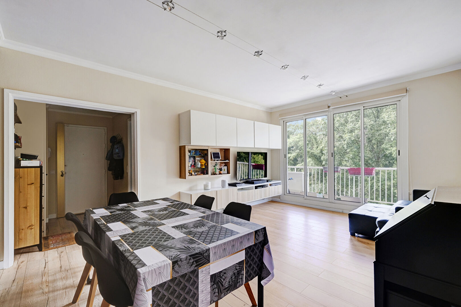 Vaucresson (92) Exclusif 398 000 € Appartement 4 pièces , 3 chambres 84.00 m² Avec balcongarage/box Voir le bien