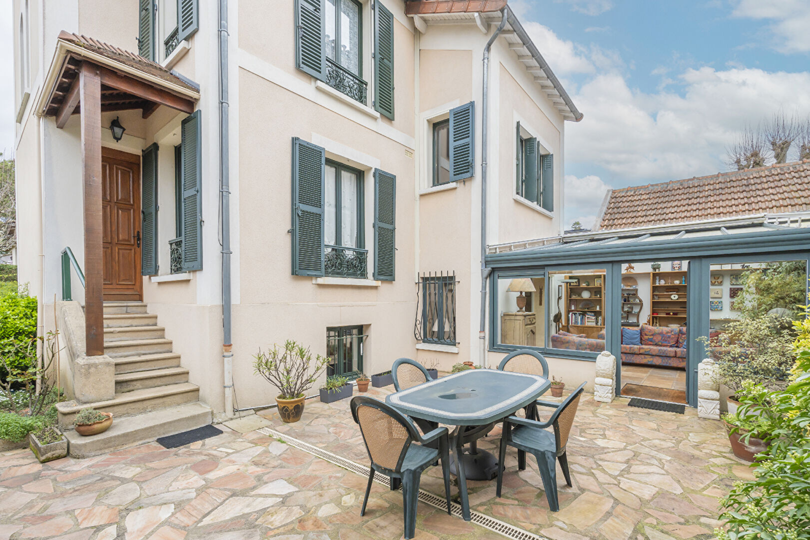 Garches (92) 1 090 000 € Maison 6 pièces , 4 chambres 191.00 m² Avec jardin, terrasse Voir le bien