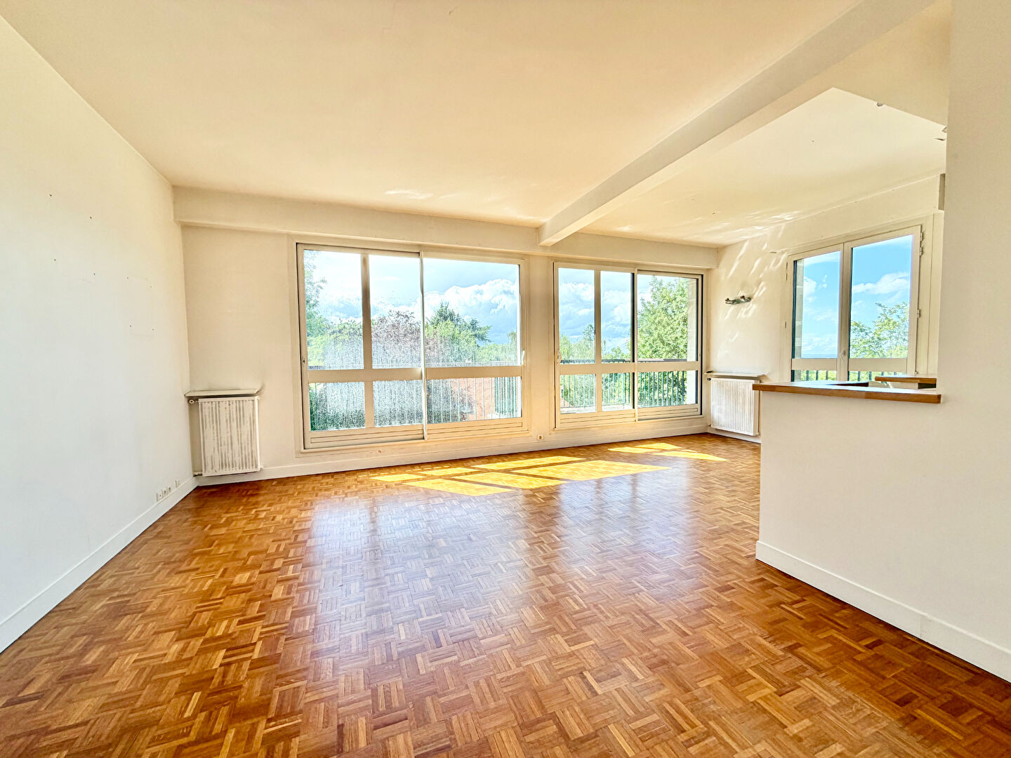 Garches (92) 2 750 € / mois cc Appartement 5 pièces , 3 chambres 110.00 m² Voir le bien