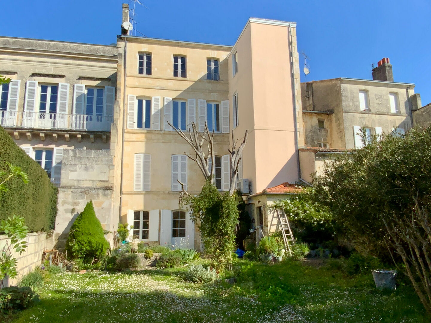 Immeuble JONZAC (17500) 8 pièces 260.00 m²