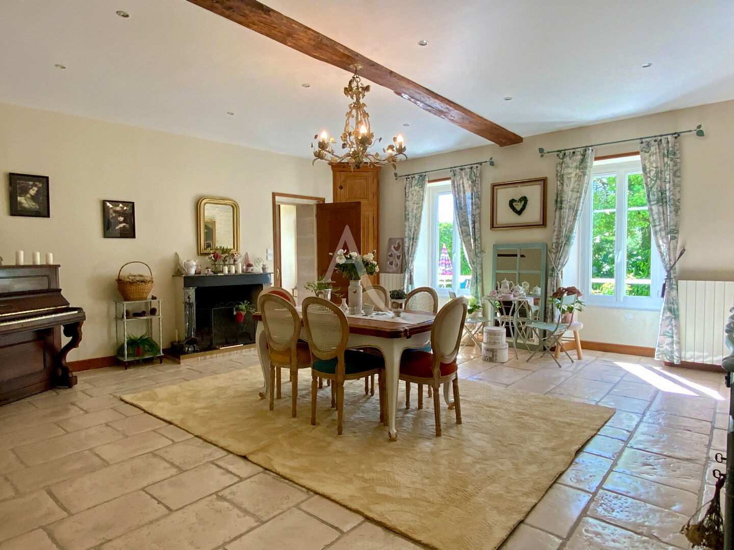 Maison LONZAC (17520) 8 pi&egrave;ces 258.00 m&sup2;