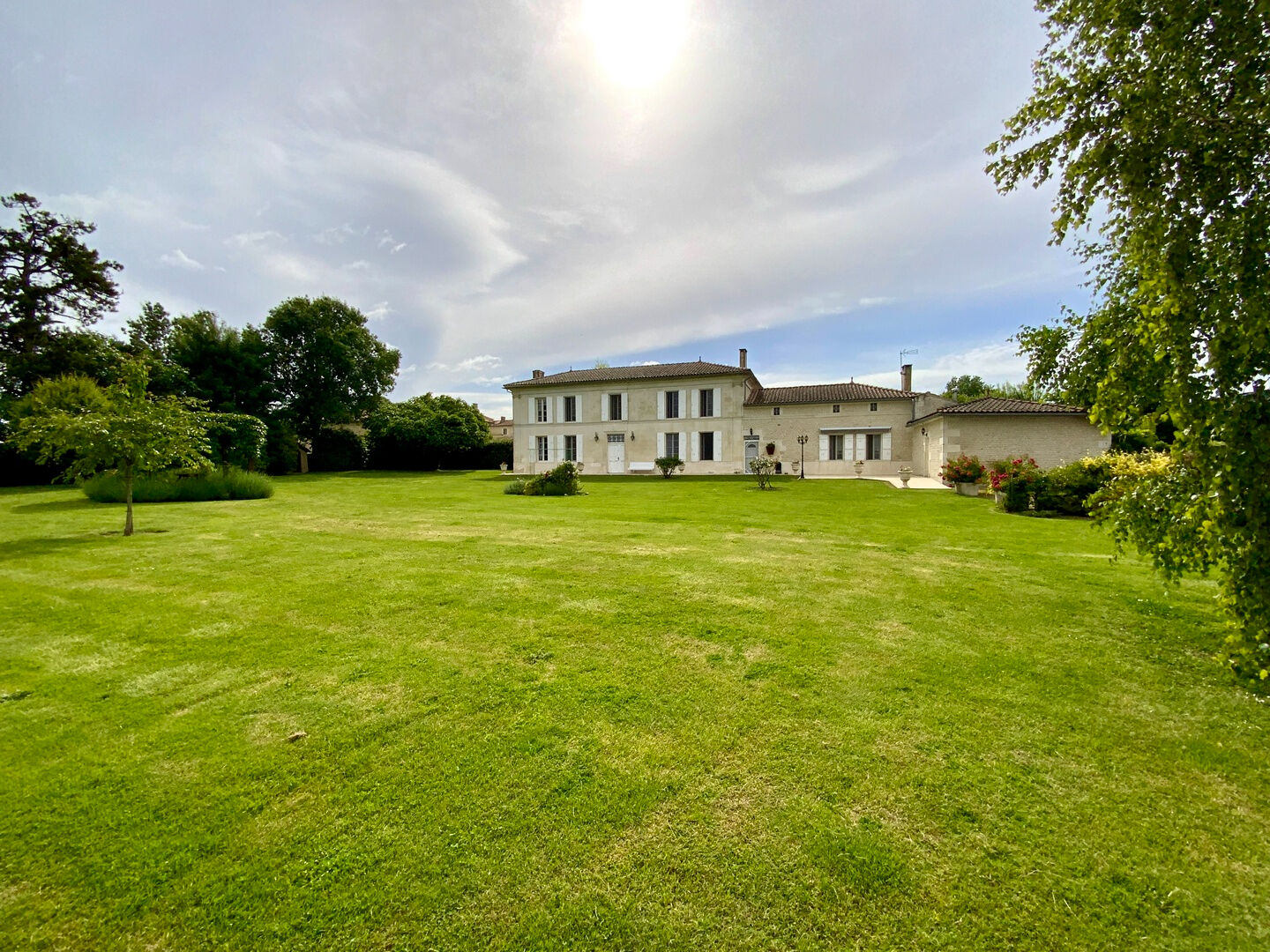 Maison JONZAC (17500) 10 pièces 327.00 m²