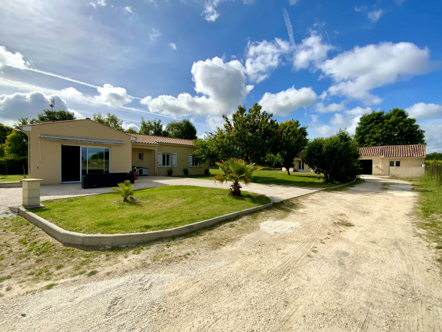 Maison NEUILLAC (17520) 9 pièces 110.00 m²