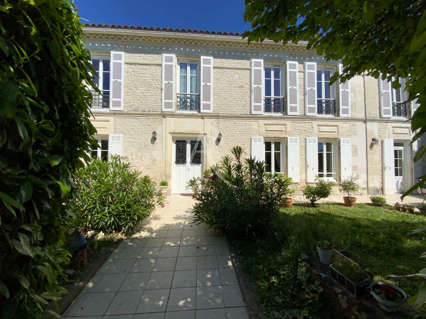 Maison COGNAC (16100) 8 pi&egrave;ces 258.00 m&sup2;