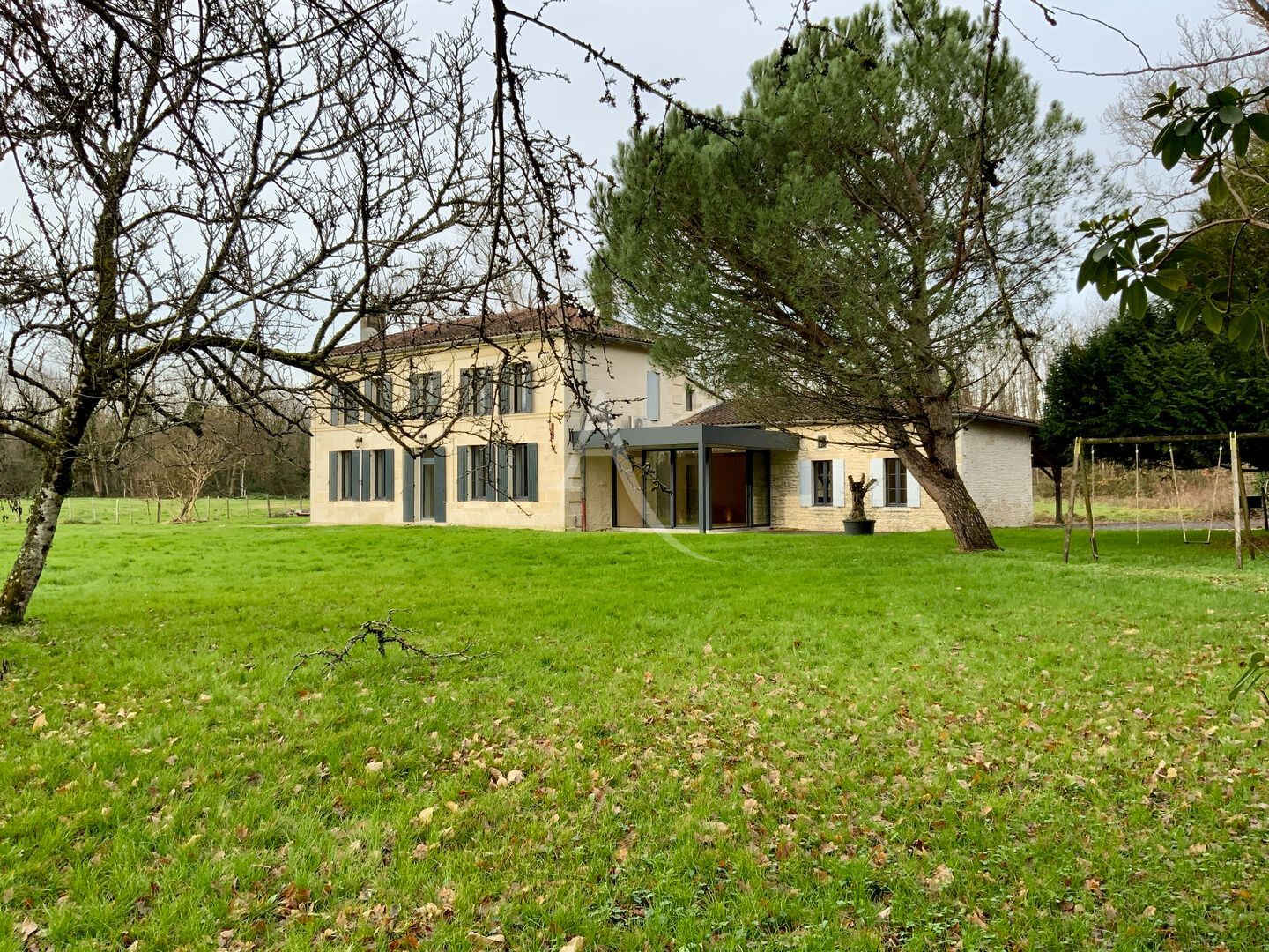 Maison Montendre (17130) 8 pi&egrave;ces 255.00 m&sup2;