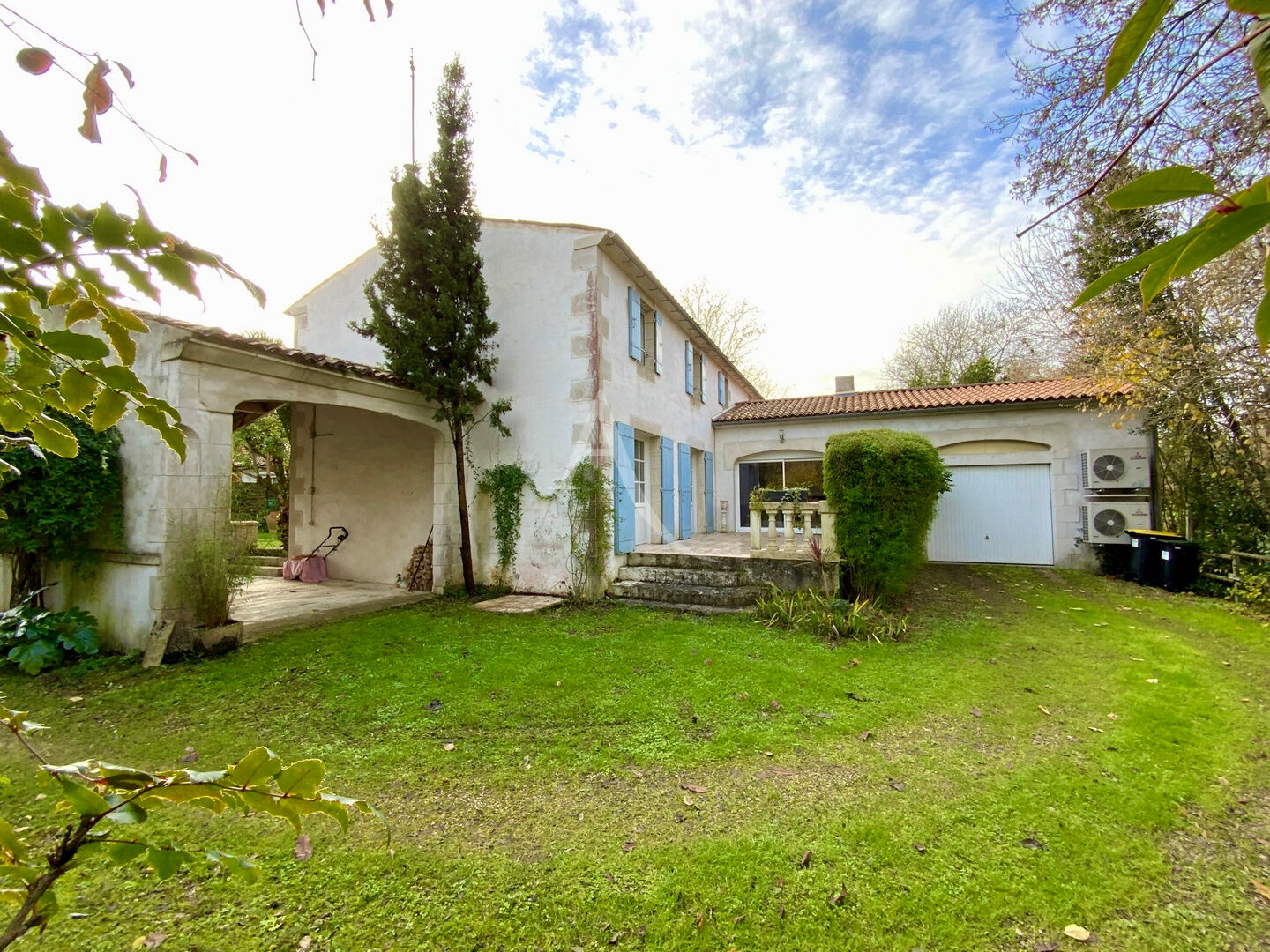 Maison JONZAC (17500) 8 pièces 210.00 m²