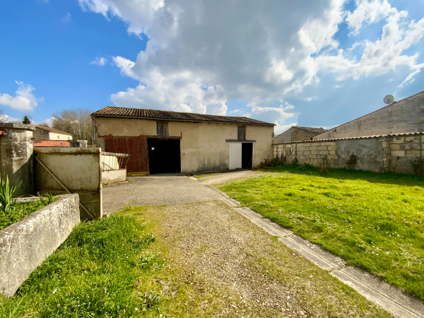 Parking / box SAINT GENIS DE SAINTONGE (17240) 2 pi&egrave;ces 198.00 m&sup2;