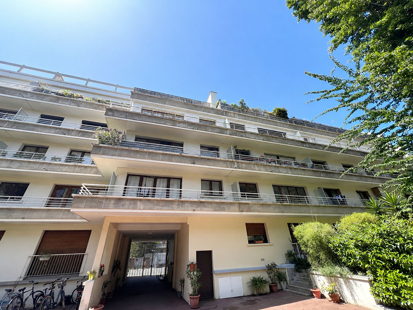 Montreuil (93) Exclusif 210 000 € Appartement 1 pièce 38.14 m² Avec balcon Voir le bien
