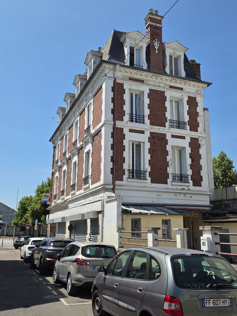 Murs MANTES LA JOLIE (78200) 800.00 m&sup2;