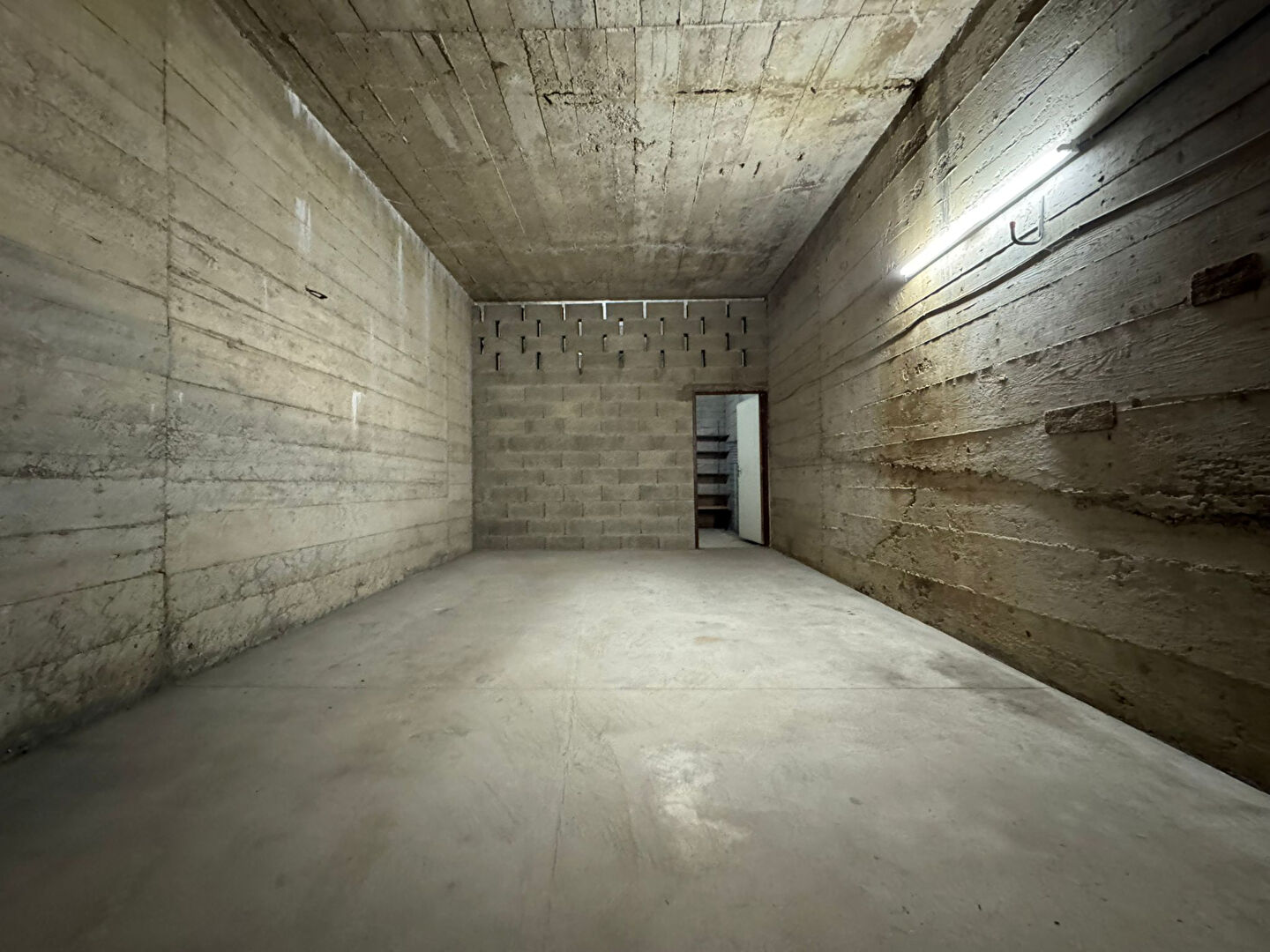 Parking / box LAVAL (53000) 1 pièce 42.00 m²