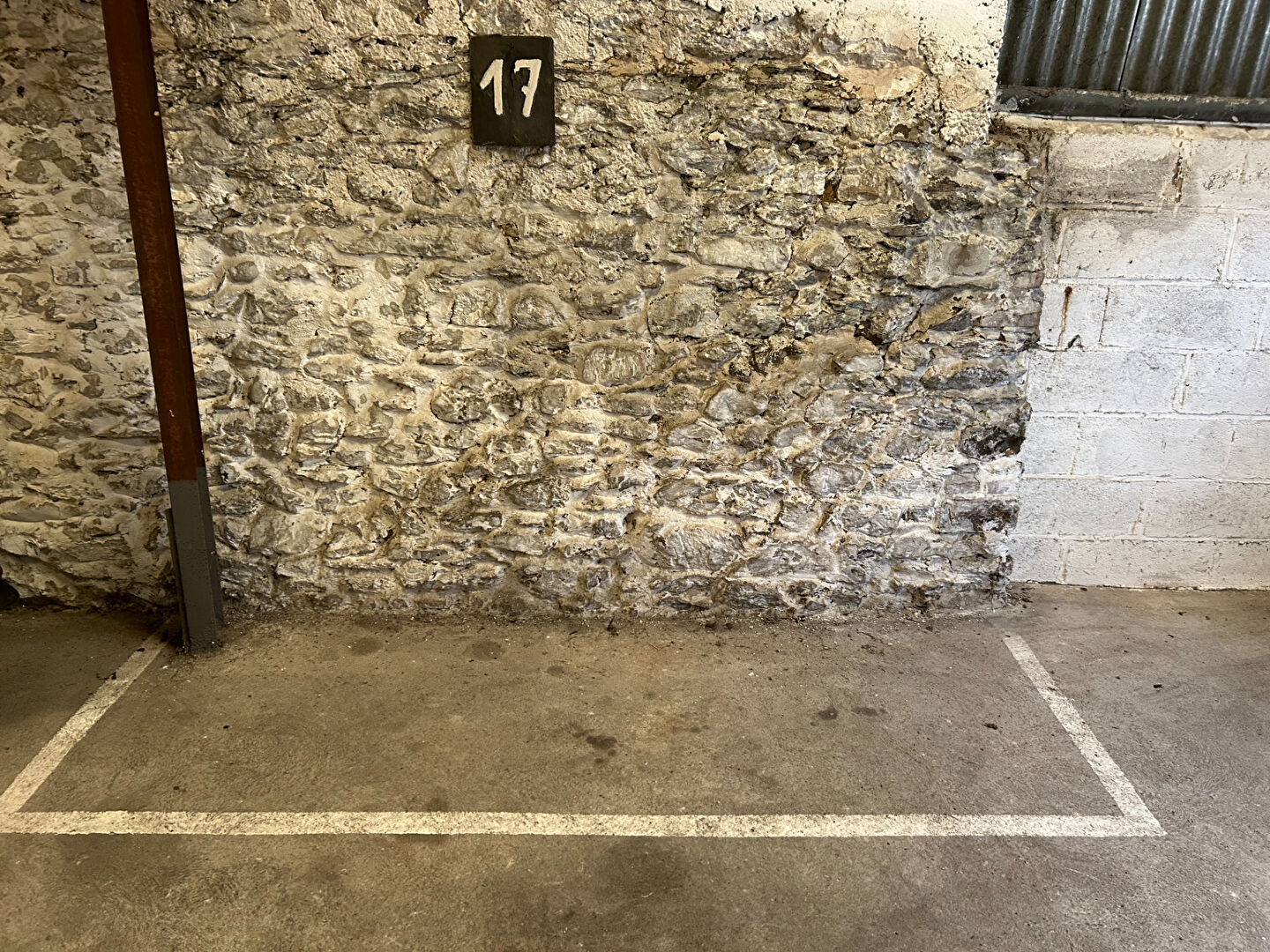 Parking / box LAVAL (53000) 12.00 m&sup2;