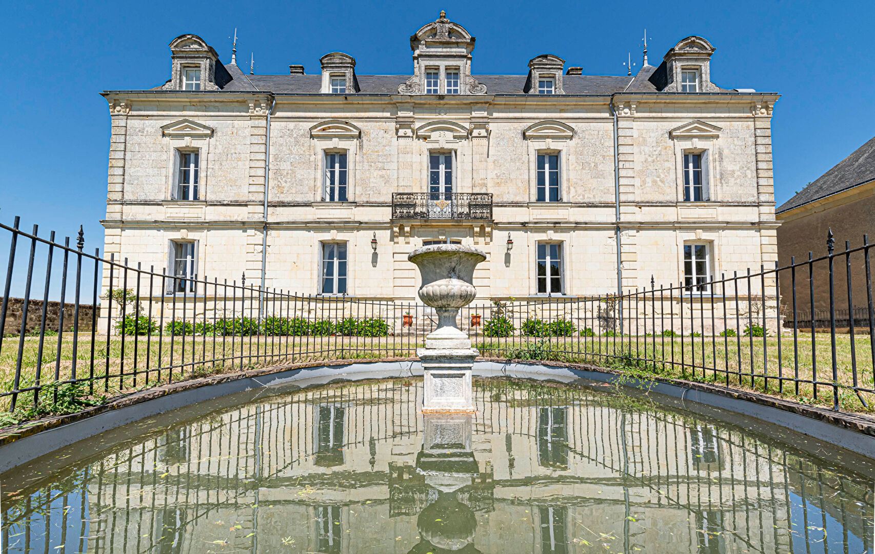 Maison DOUE EN ANJOU (49700) 18 pièces 532.00 m²