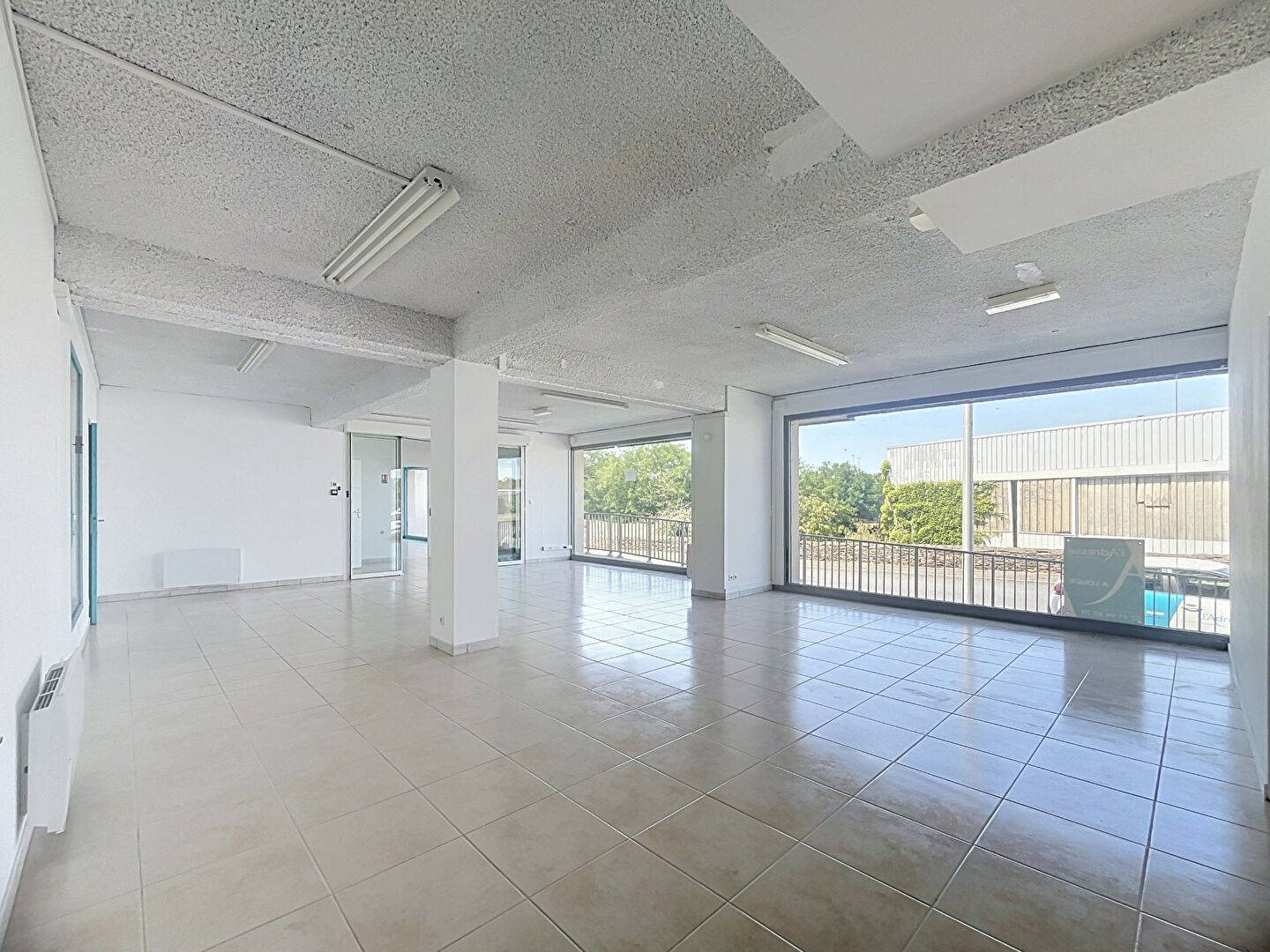 Local commercial SEGRE EN ANJOU BLEU (49500) 3 pi&egrave;ces 186.00 m&sup2;