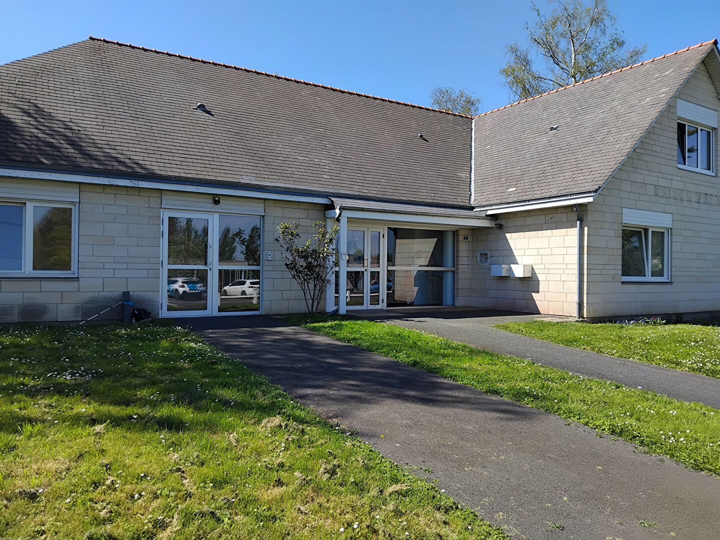 Bureaux DOUE EN ANJOU (49700) 8 pièces 74.00 m²