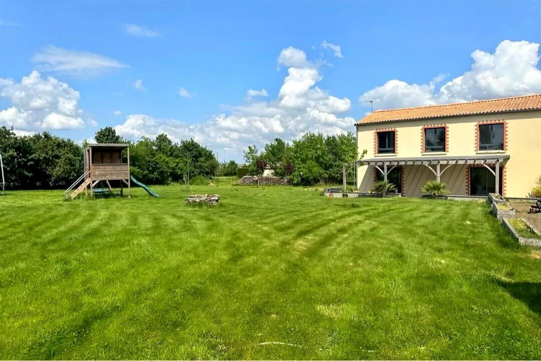 Maison CHEMILLE EN ANJOU (49120) 7 pièces 176.00 m²