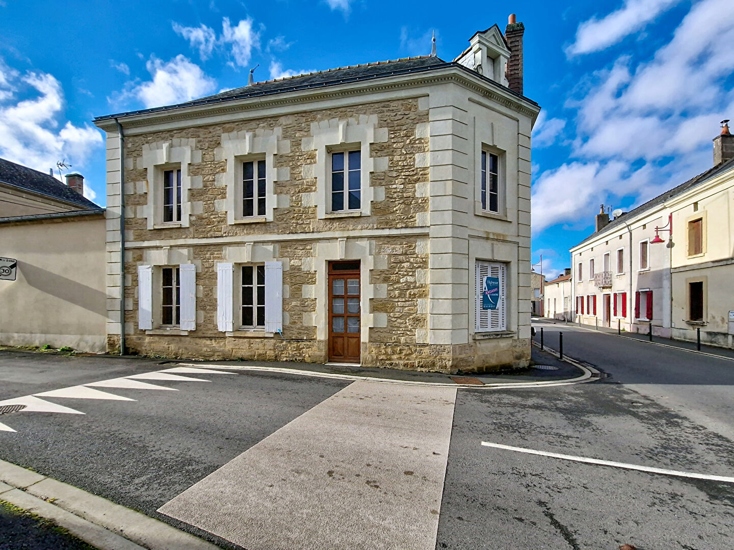 Maison DOUE EN ANJOU (49700) 6 pi&egrave;ces 222.00 m&sup2;
