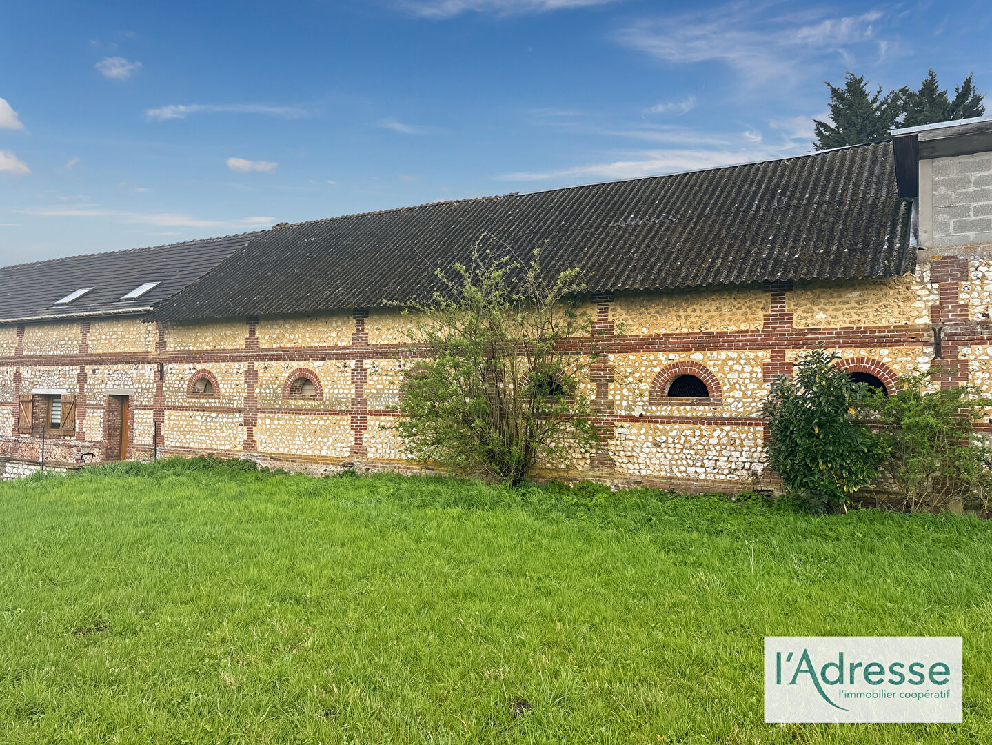 Grange LYONS LA FORET (27480) 1 pi&egrave;ce 220.00 m&sup2;