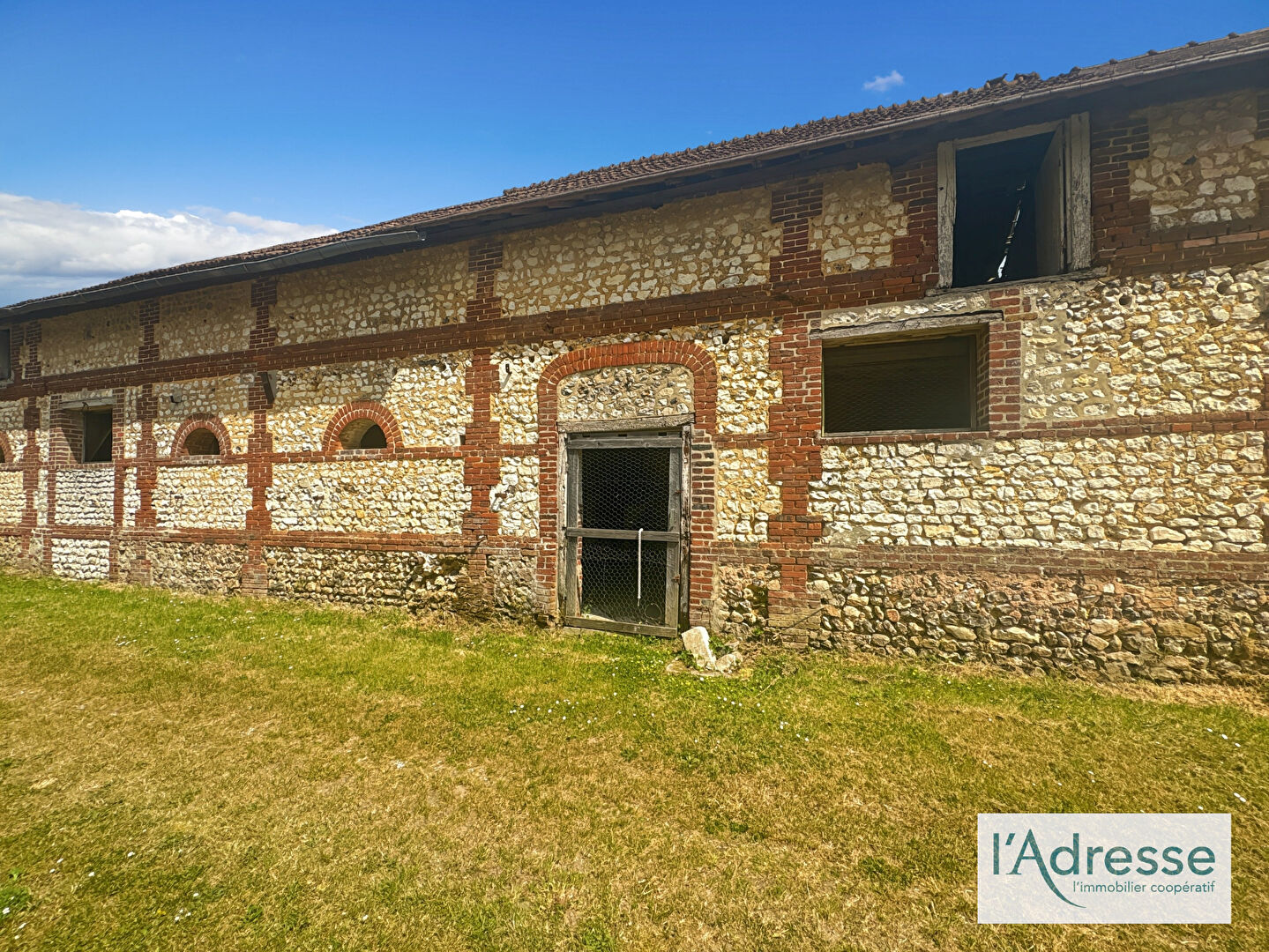 Grange LYONS LA FORET (27480) 1 pi&egrave;ce 220.00 m&sup2;