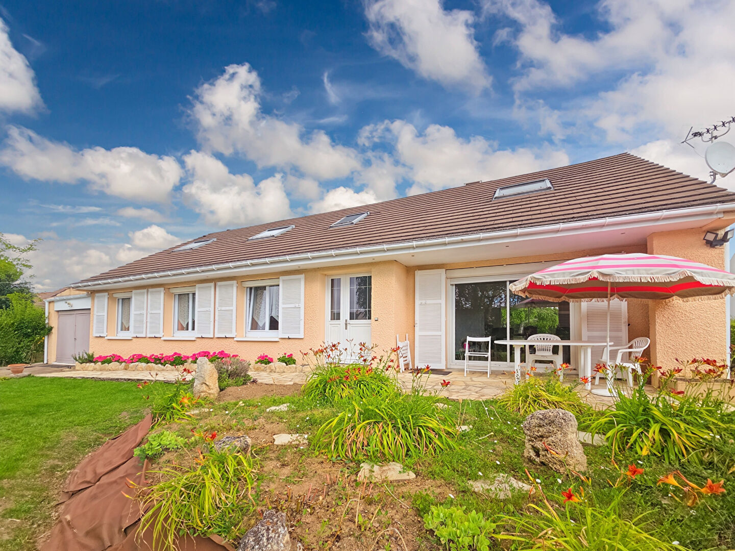 à 4 km de Gargenville 349 000 € Maison 9 pièces , 6 chambres 171.00 m² Avec jardin, terrasse, garage/box Voir le bien