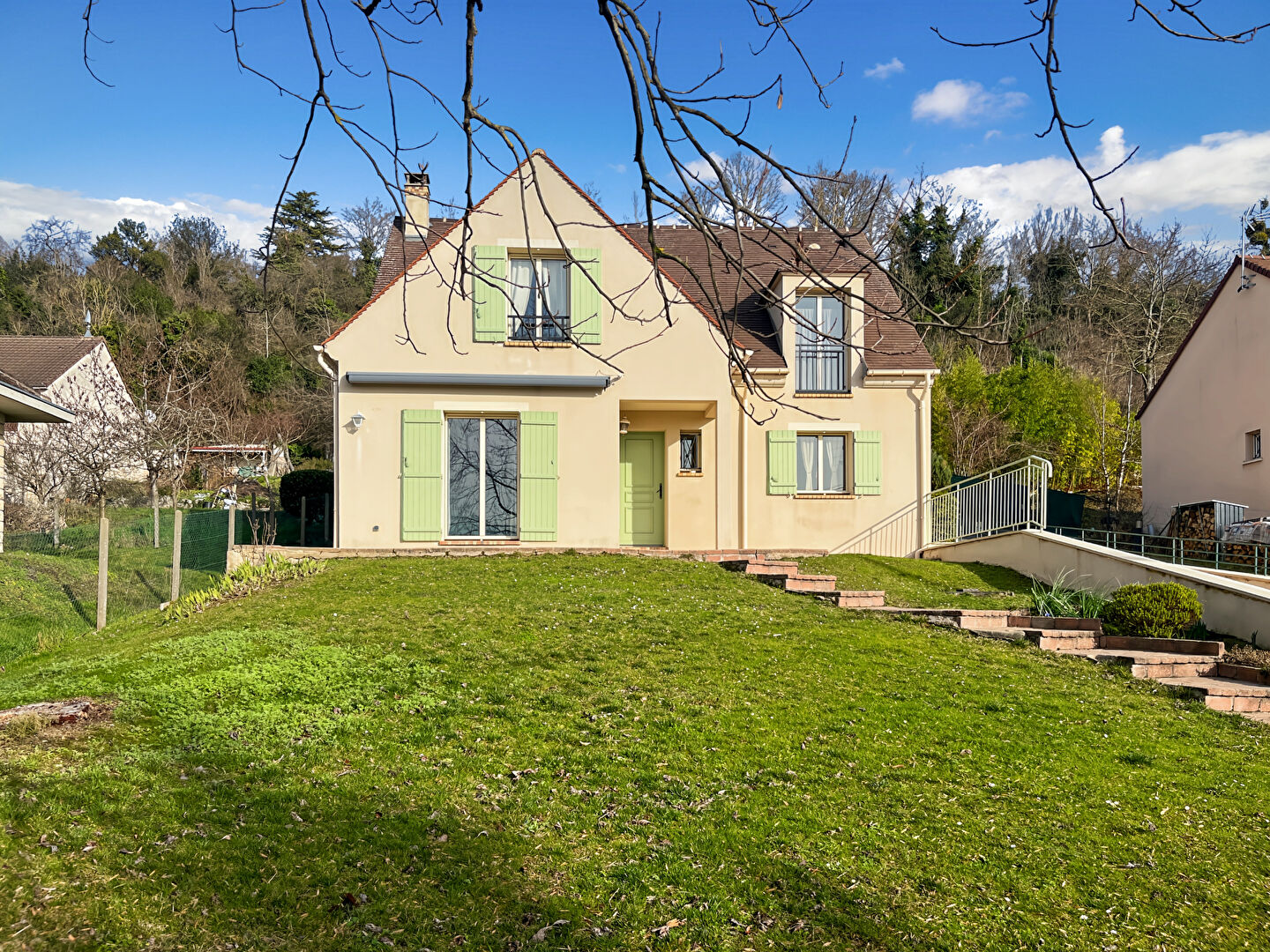 Vaux-sur-Seine (78) 415 000 € Maison 6 pièces , 4 chambres 130.00 m² Avec jardin, terrasse Voir le bien