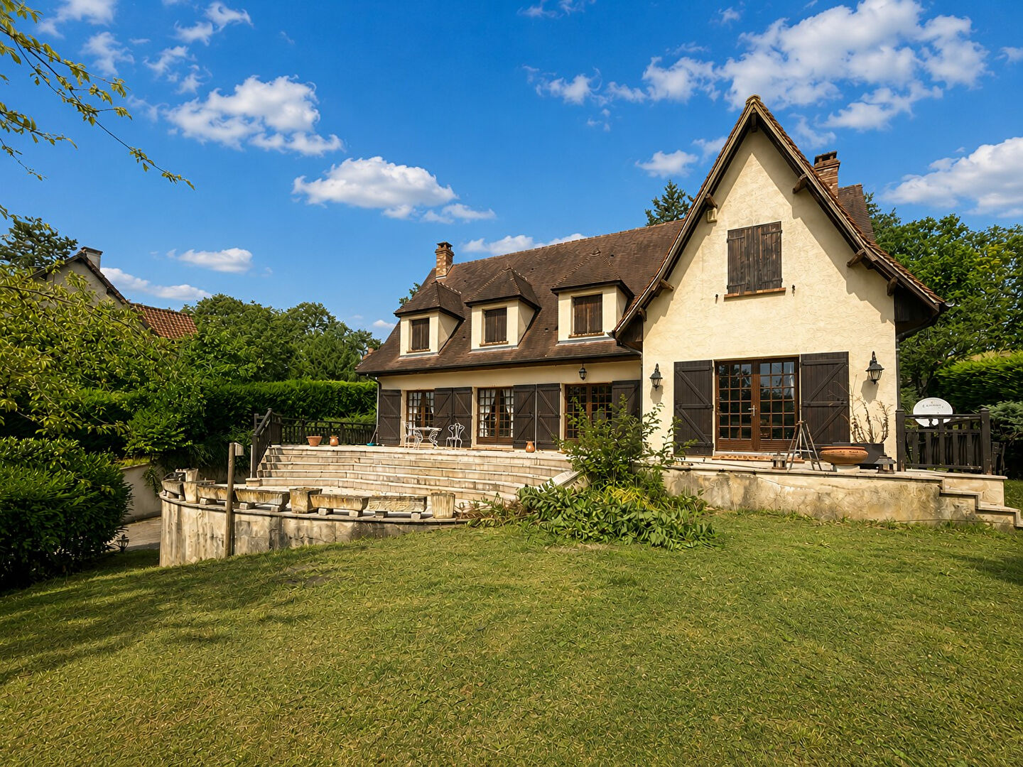 Vaux-sur-Seine (78) 461 000 € Maison 8 pièces , 6 chambres 207.00 m² Avec jardin, terrasse