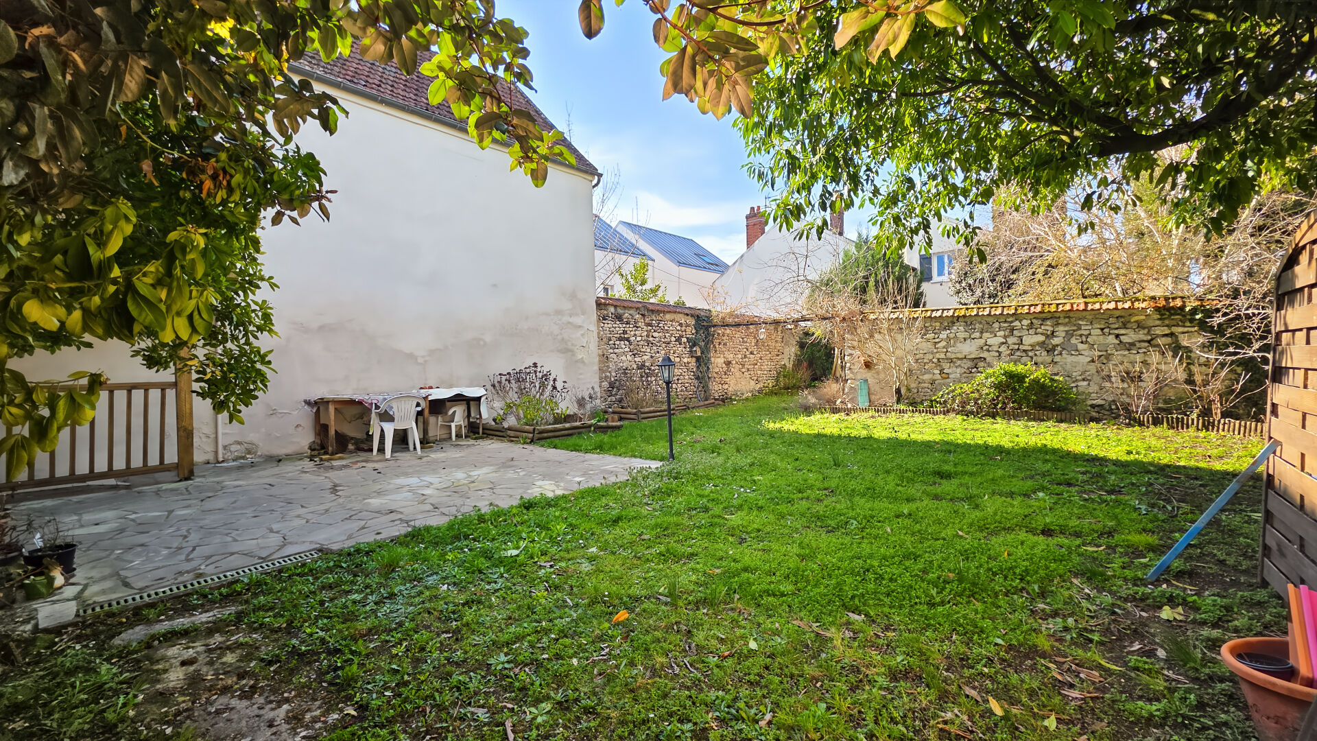 Mantes-la-Ville (78) 243 000 € Maison 6 pièces , 4 chambres 145.00 m² Avec jardin, terrasse