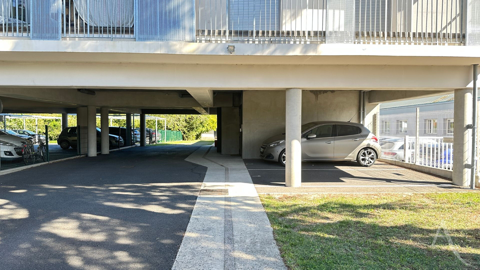 Parking / box BEGLES (33130) 12.00 m²