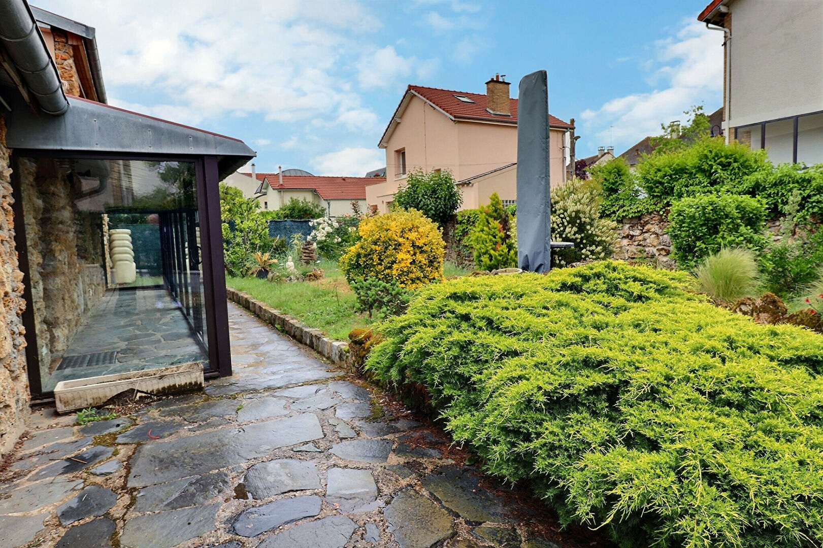 à 12 km de Levallois-Perret Exclusif 2 100 € / mois cc Maison 4 pièces , 3 chambres 80.00 m² Avec jardin Voir le bien