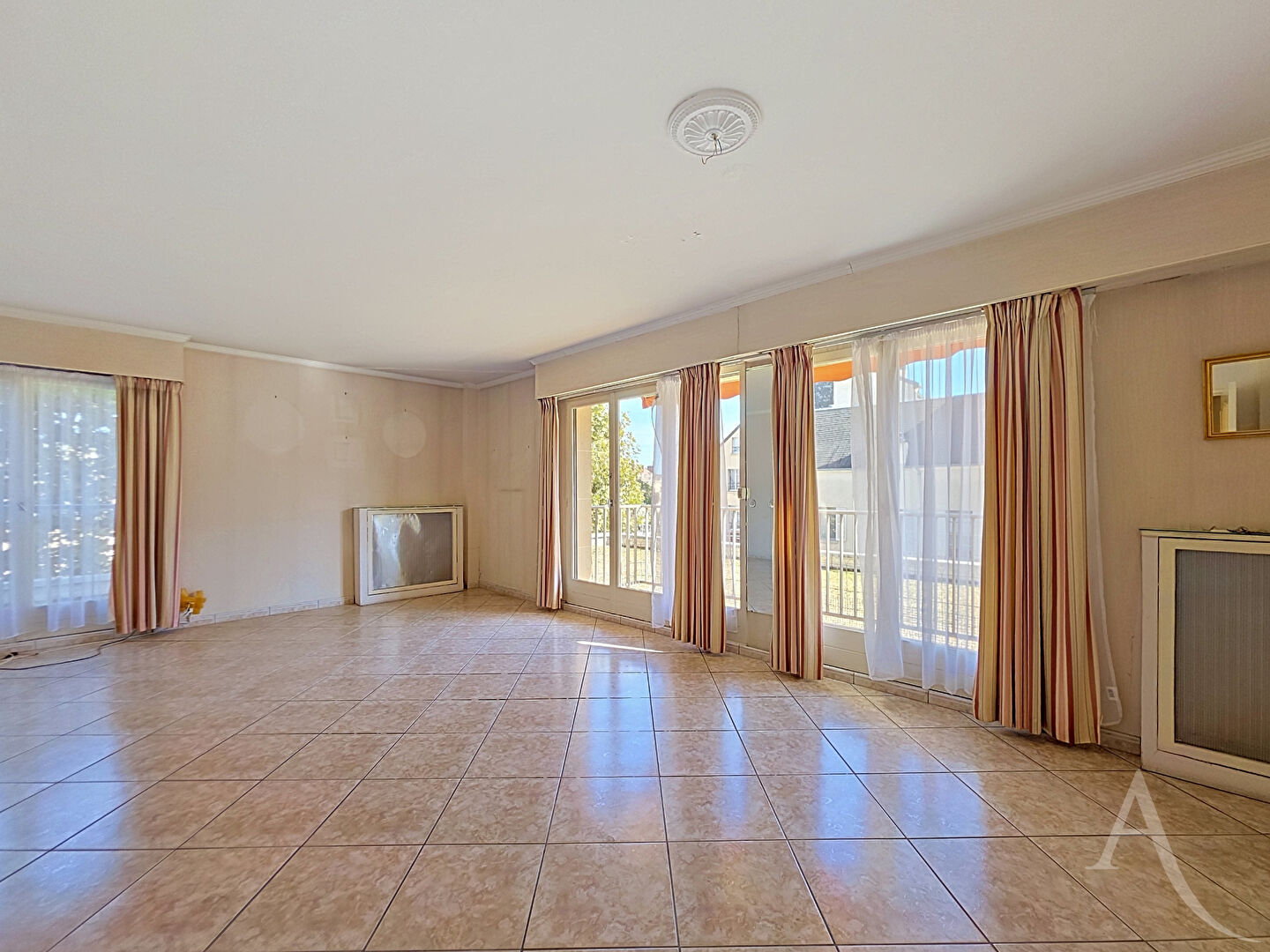 Mantes-la-Jolie (78) Exclusif 180 000 € Appartement 4 pièces , 3 chambres 90.00 m² Avec balcon
