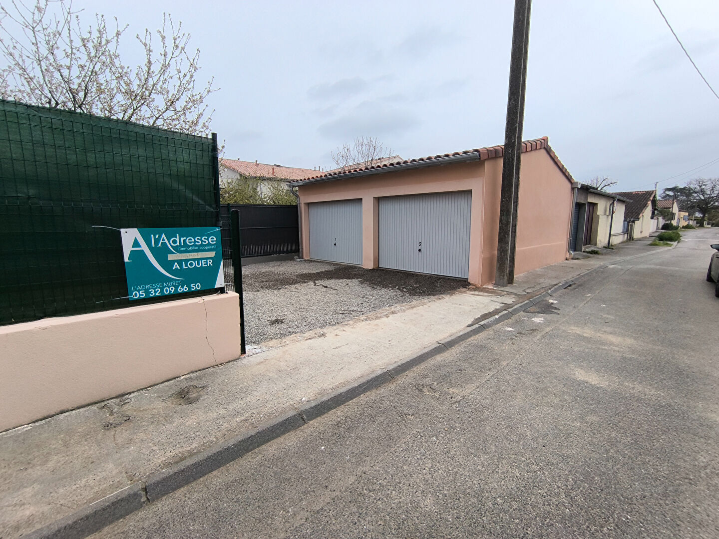 Parking / box saint LYS (31470) 1 pi&egrave;ce 22.00 m&sup2;