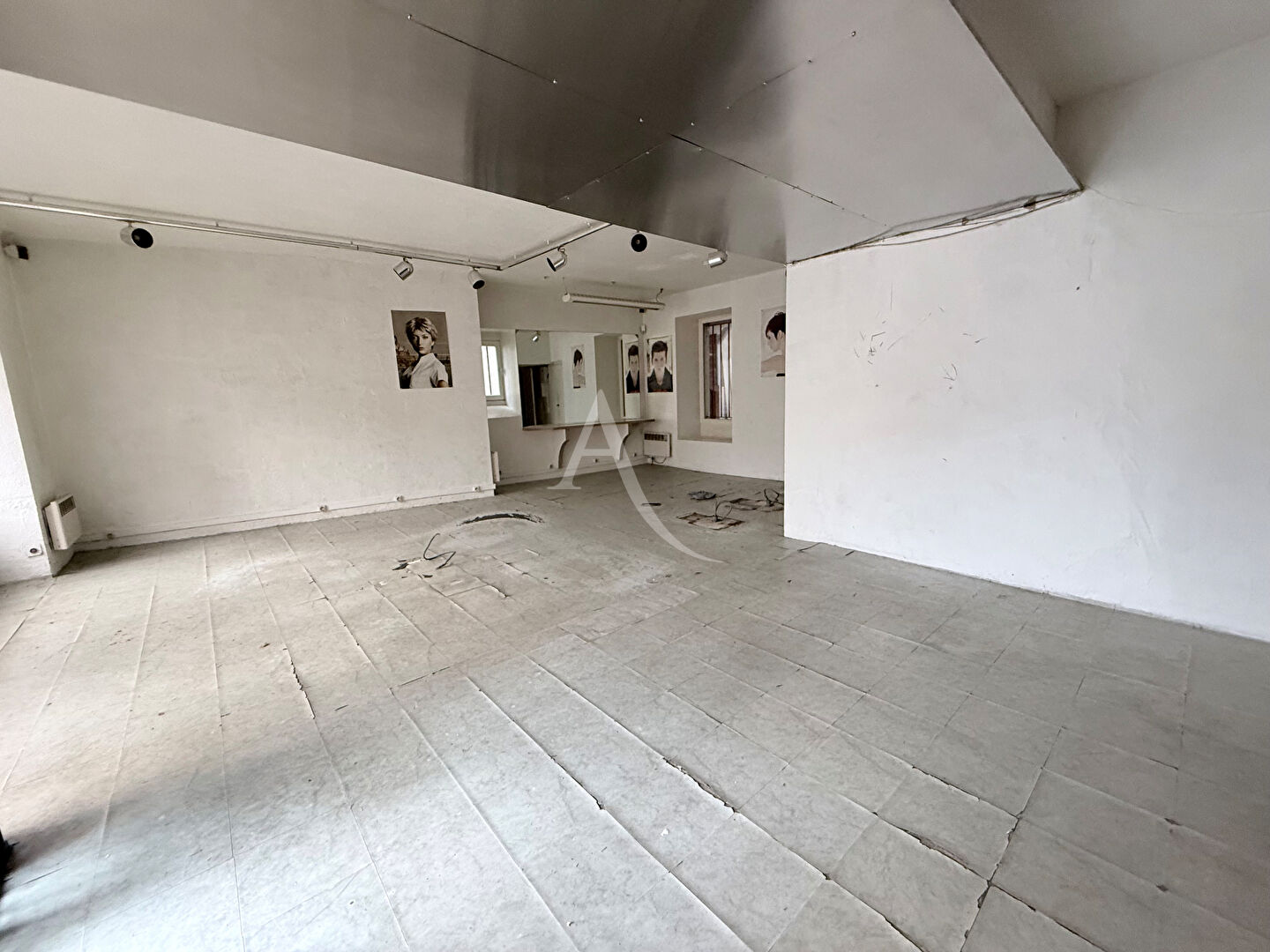 Local commercial PAU (64000) 62.00 m&sup2;