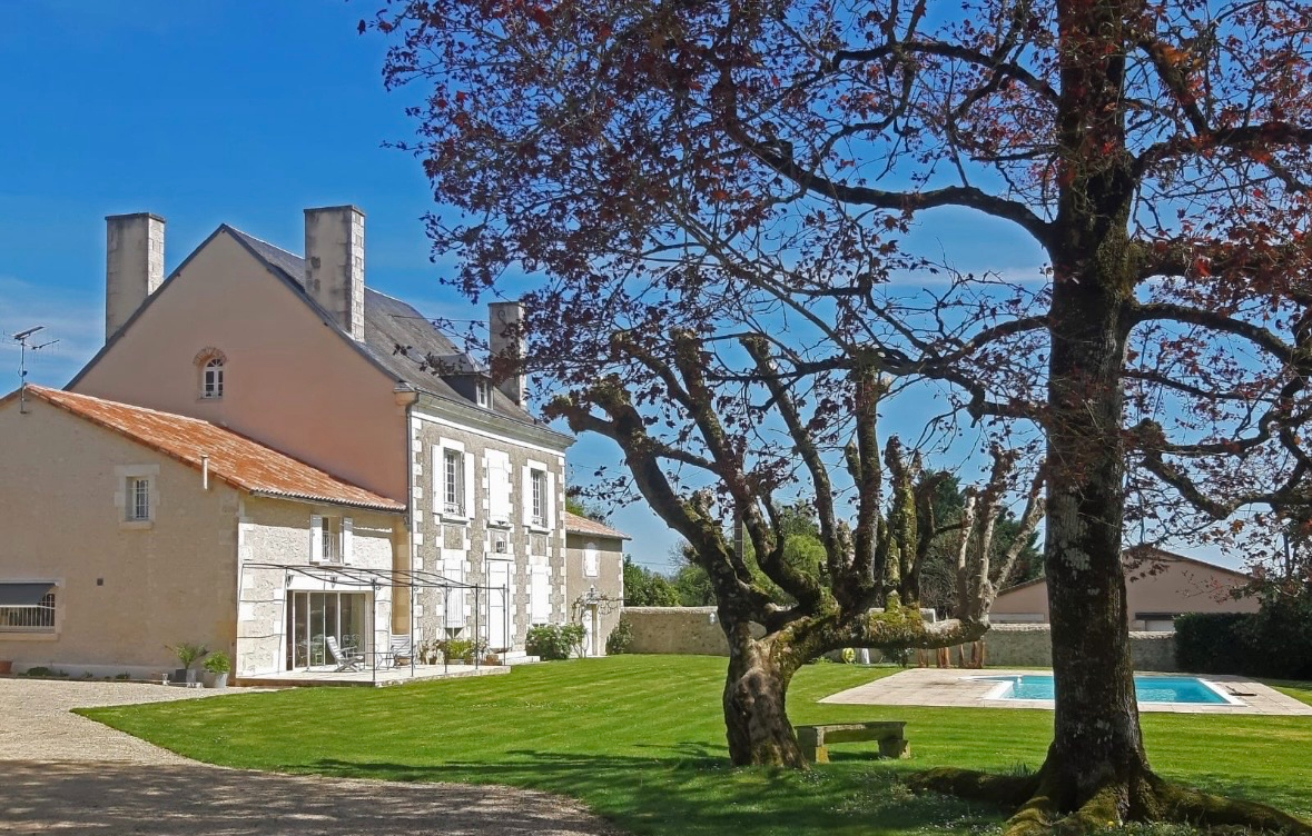 Maison NIEUIL L ESPOIR (86340) 12 pi&egrave;ces 328.00 m&sup2;