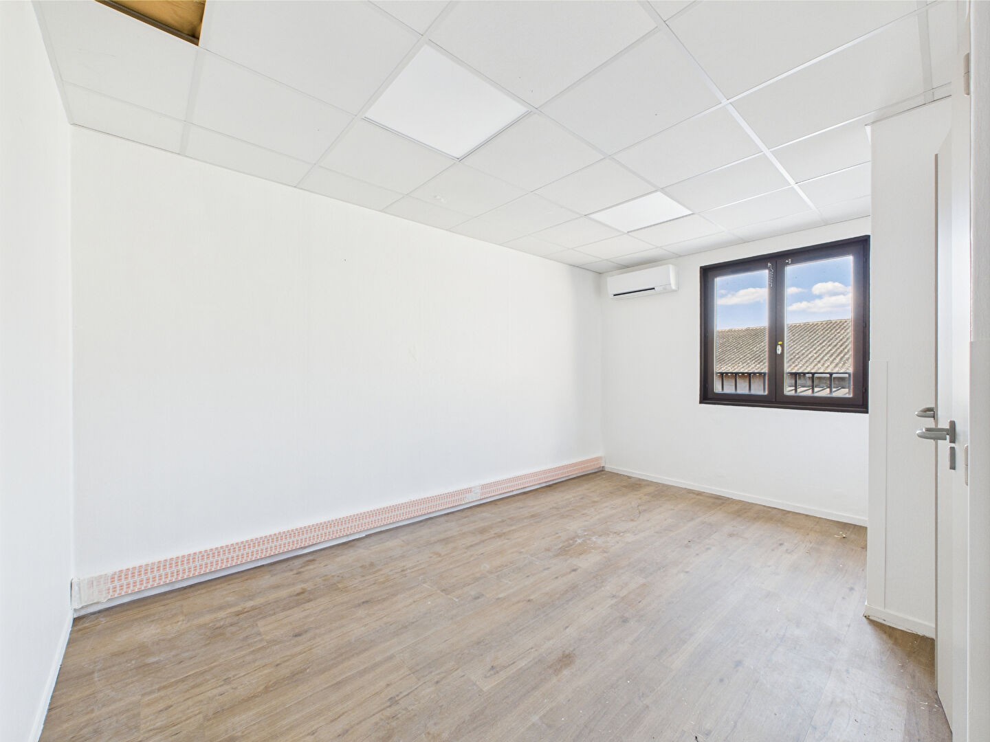 Local commercial TAIN L HERMITAGE (26600) 1 pi&egrave;ce 13.47 m&sup2;