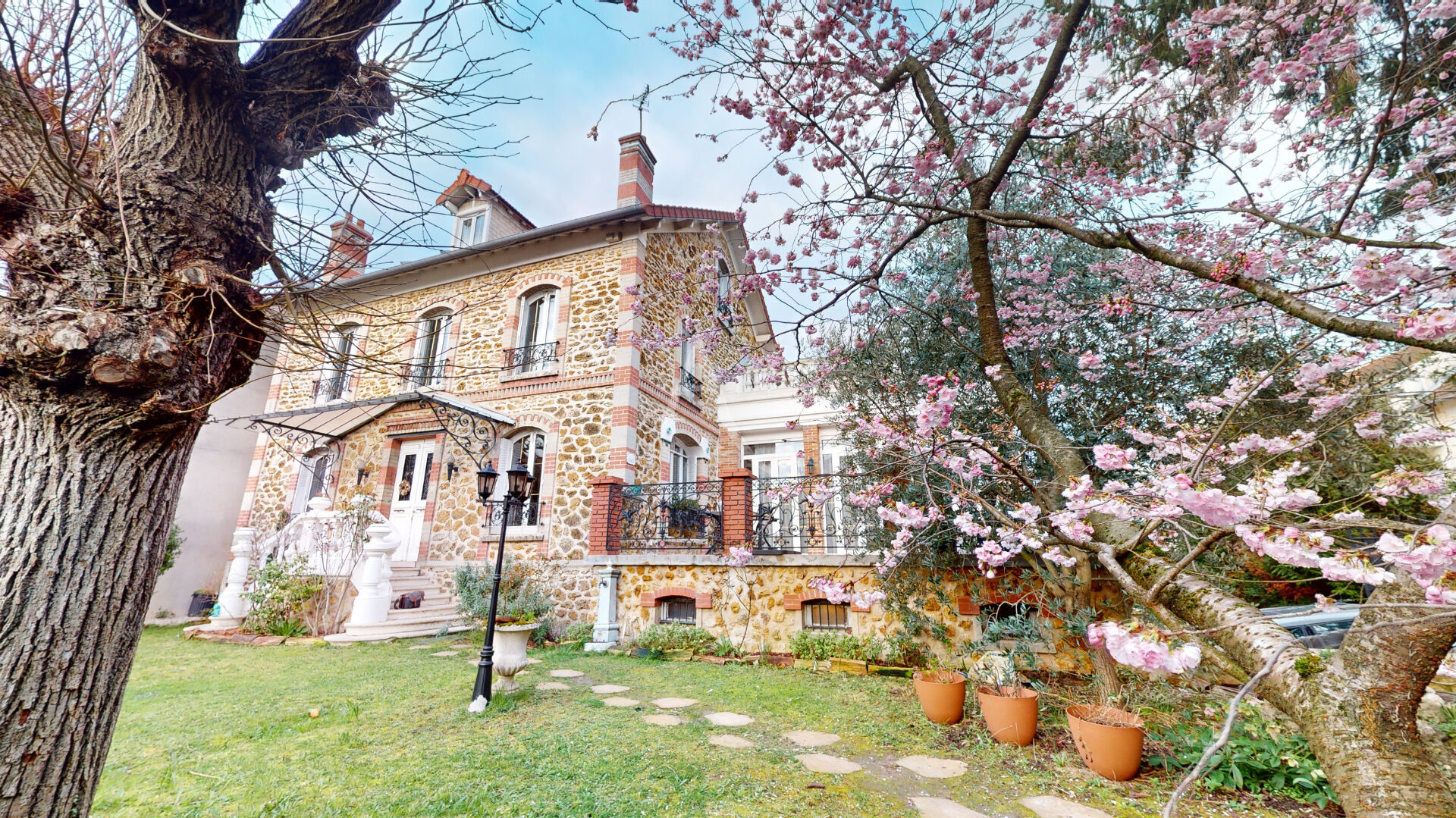 Maison LES PAVILLONS SOUS BOIS (93320) 11 pi&egrave;ces 225.00 m&sup2;