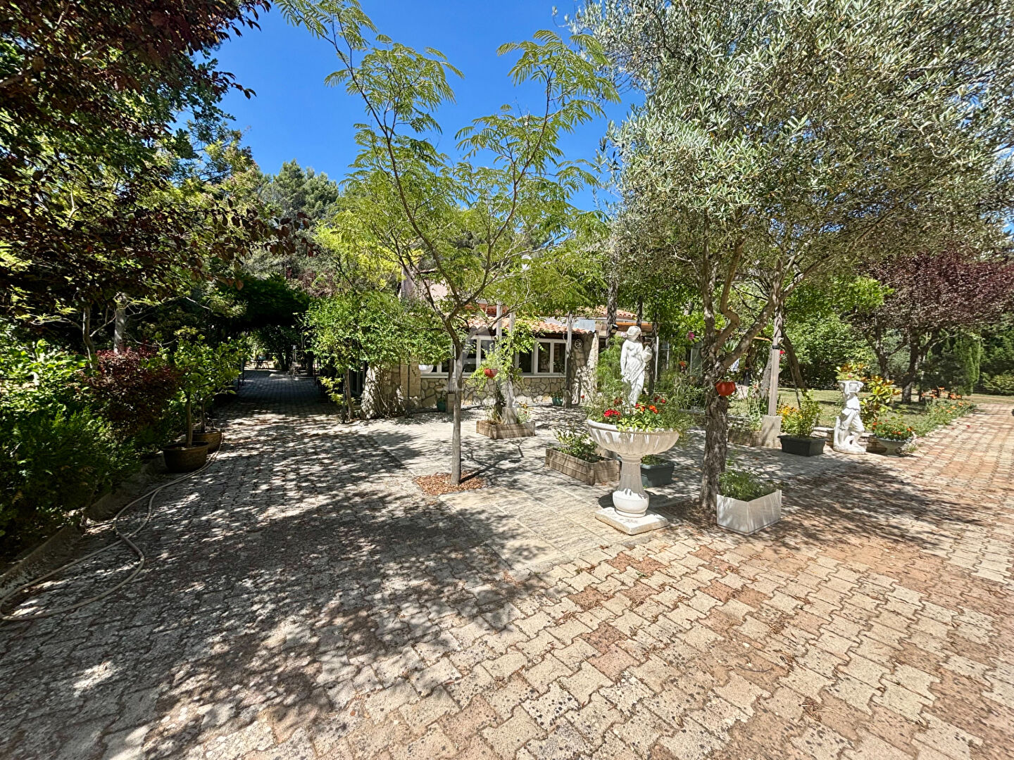 Villa JOUQUES (13490) 8 pi&egrave;ces 180.00 m&sup2;