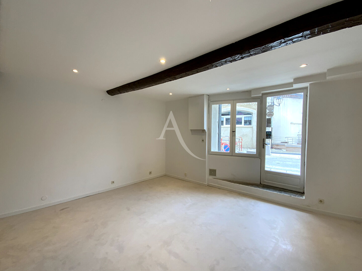 Local commercial VINON SUR VERDON (83560) 24.00 m&sup2;