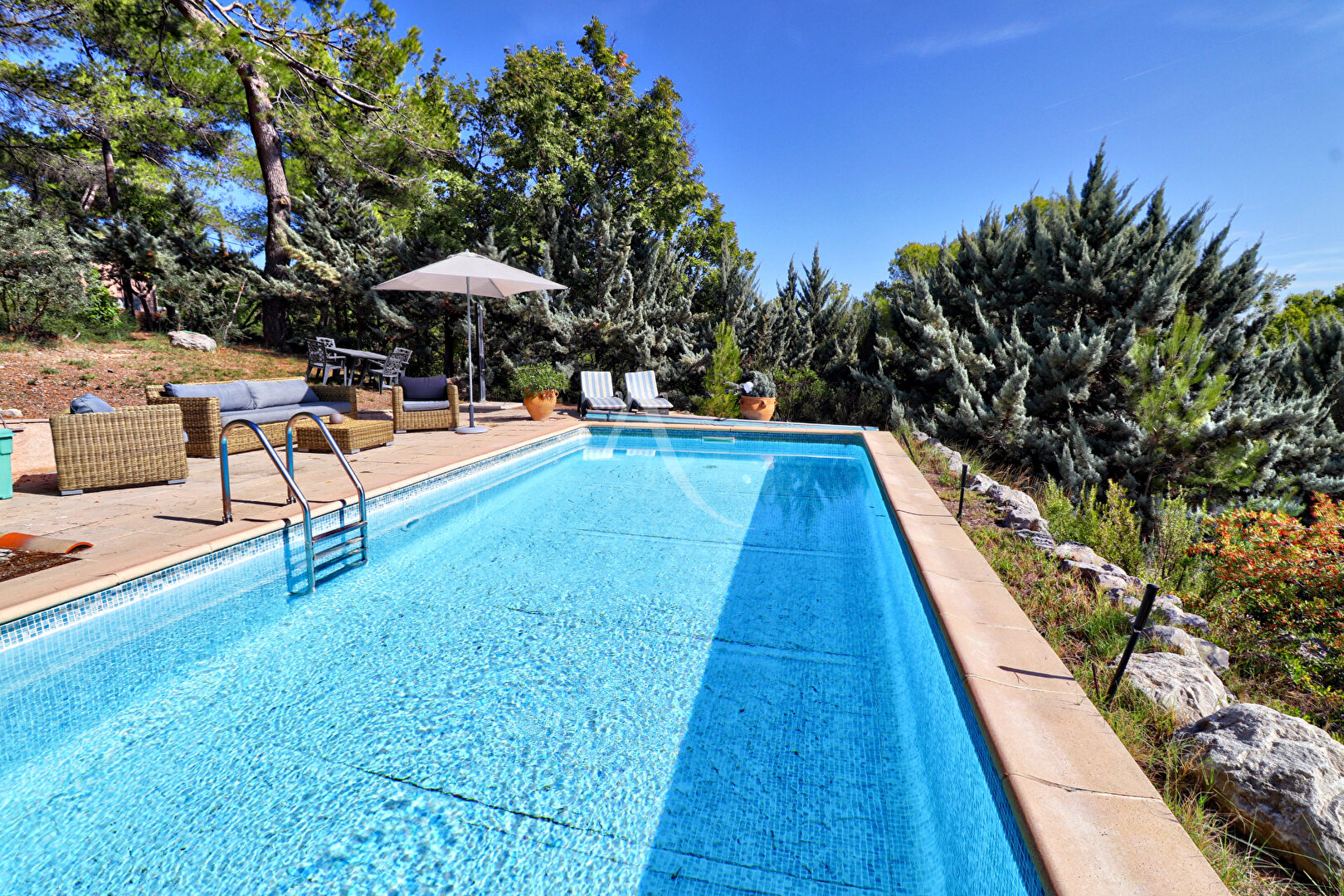 Villa PIERREVERT (04860) 26 pi&egrave;ces 393.78 m&sup2;