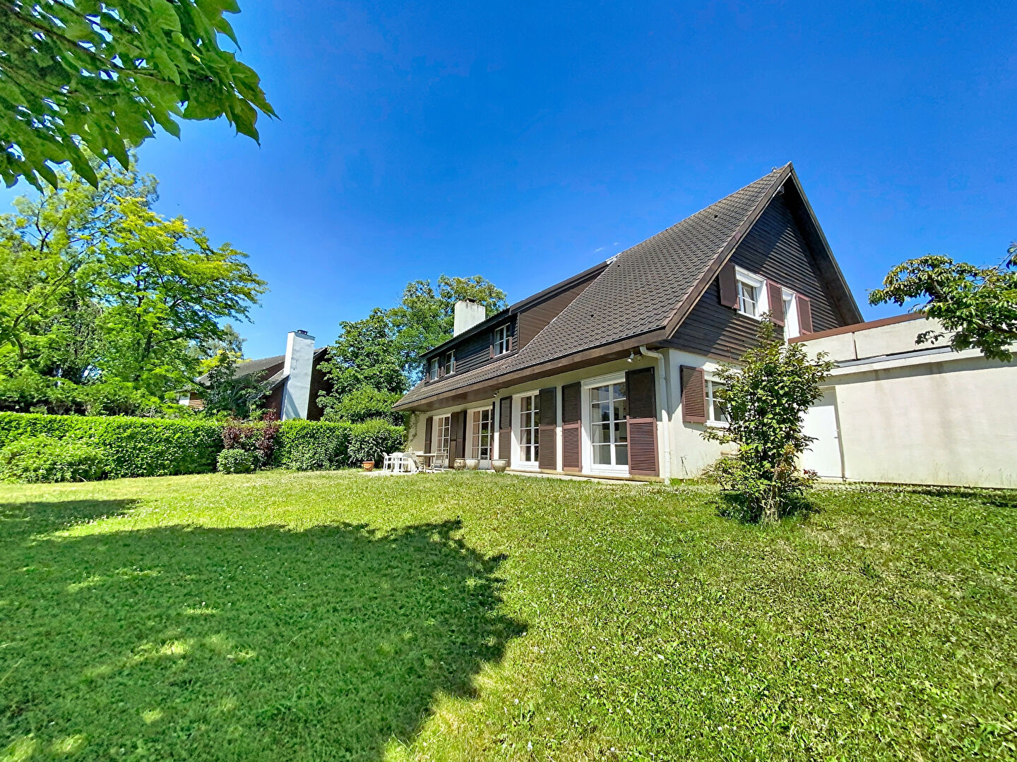 à 6 km de Fontenay-le-Fleury Exclusif 725 000 € Maison 8 pièces , 5 chambres 260.75 m² Avec jardin, terrasse, garage/box Voir le bien