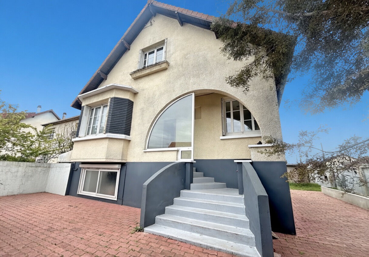 à 6 km de Aulnay-sous-Bois 329 000 € Maison 6 pièces , 4 chambres 160.00 m² Avec jardin Voir le bien