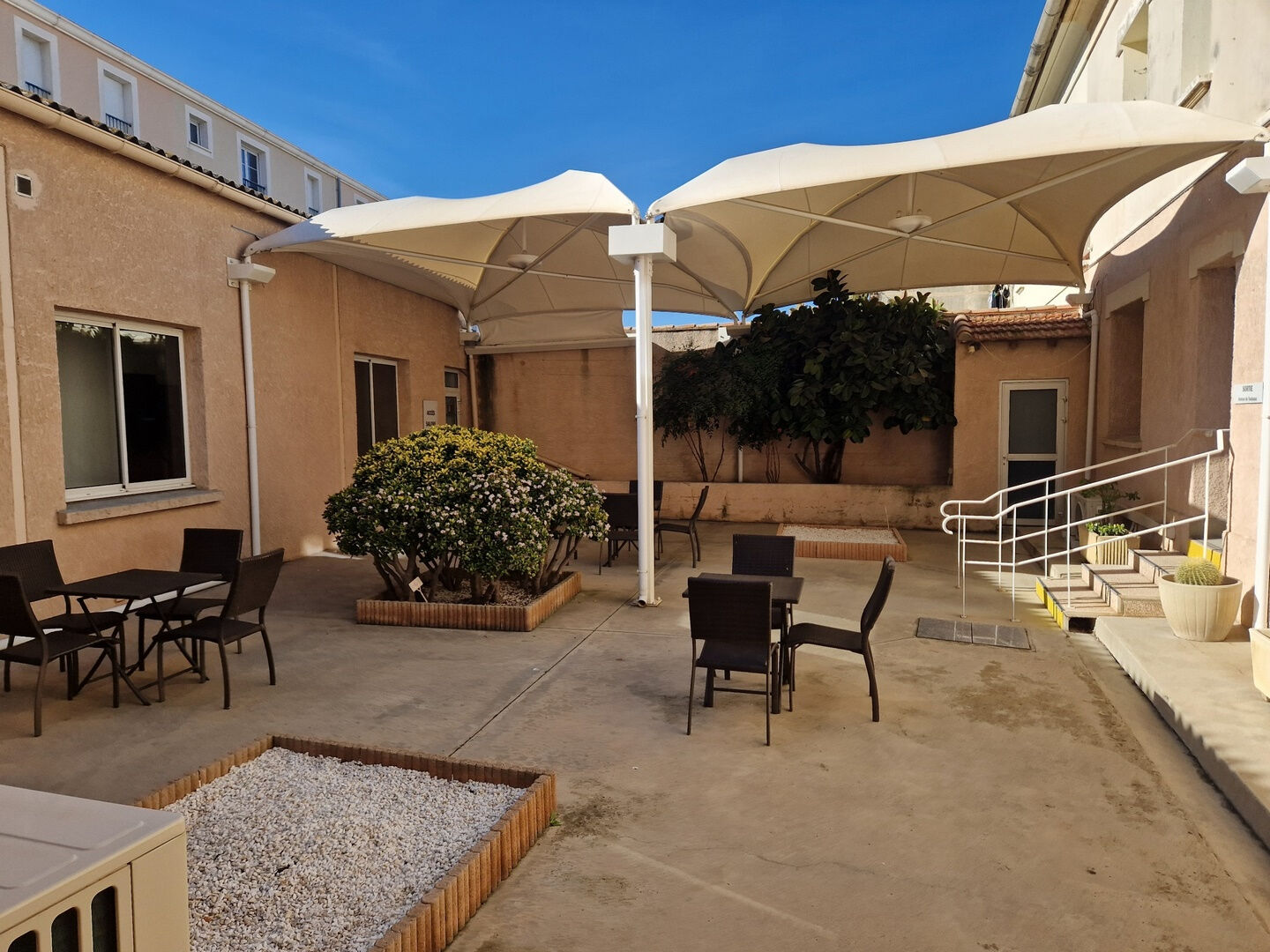 Local commercial NARBONNE (11100) 466.00 m&sup2;