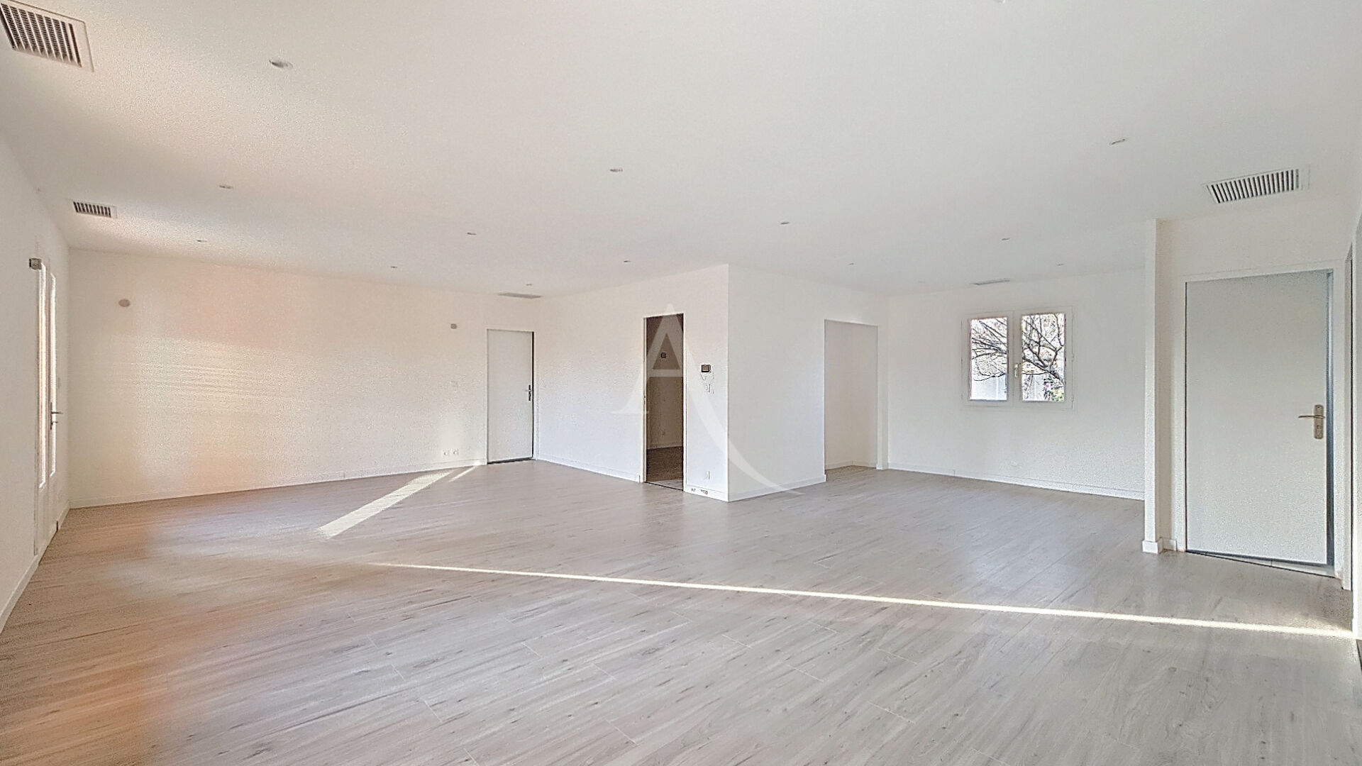 Local d'activit&eacute; LEGUEVIN (31490) 5 pi&egrave;ces 148.00 m&sup2;