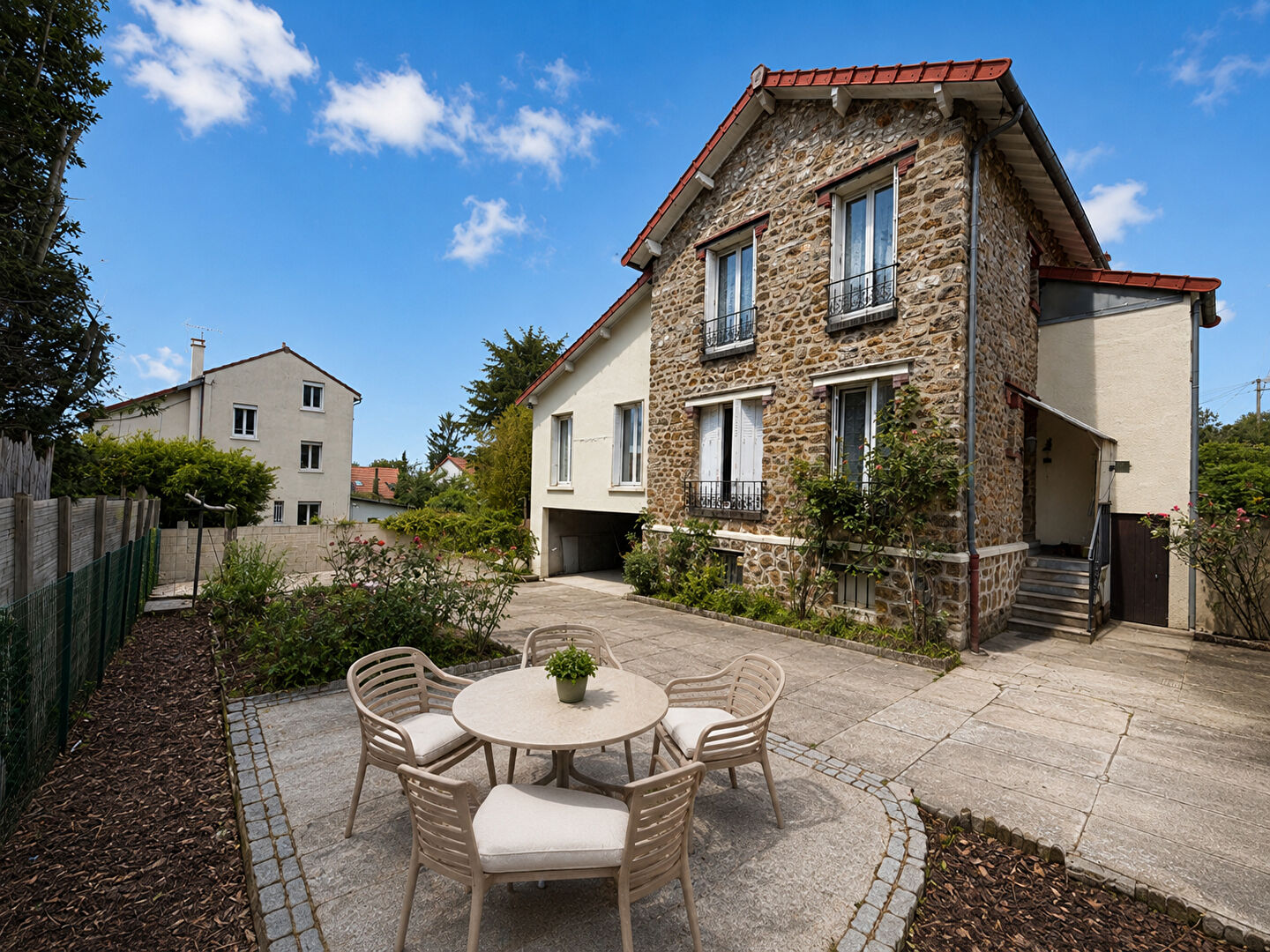 Clamart (92) Exclusif 800 000 € Maison 5 pièces , 3 chambres 133.00 m² Avec terrasse Voir le bien