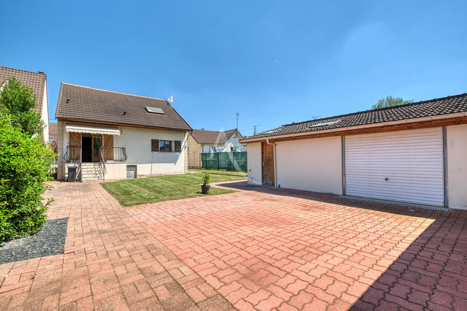 à 6 km de Aulnay-sous-Bois Exclusif 420 000 € Maison 6 pièces , 4 chambres 125.80 m² Avec jardin, terrasse, garage/box Voir le bien