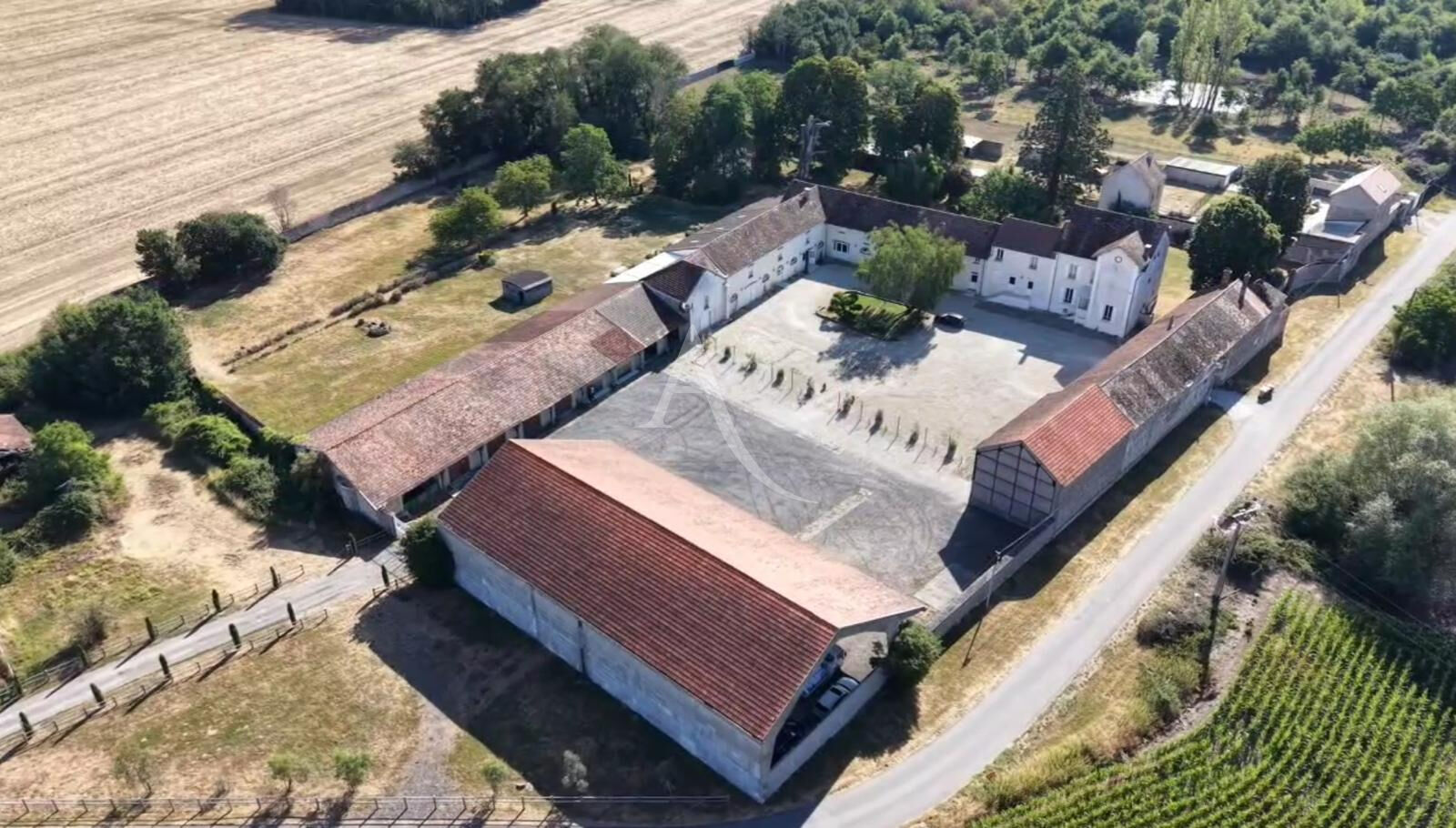 Fonds de commerce GUIGNES (77390) 10 pi&egrave;ces 663.00 m&sup2;