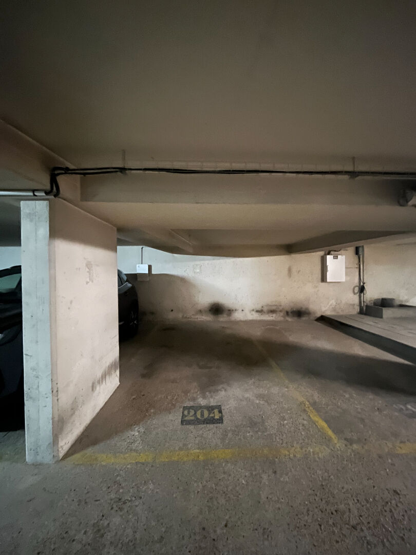 Parking / box PARIS (75116)